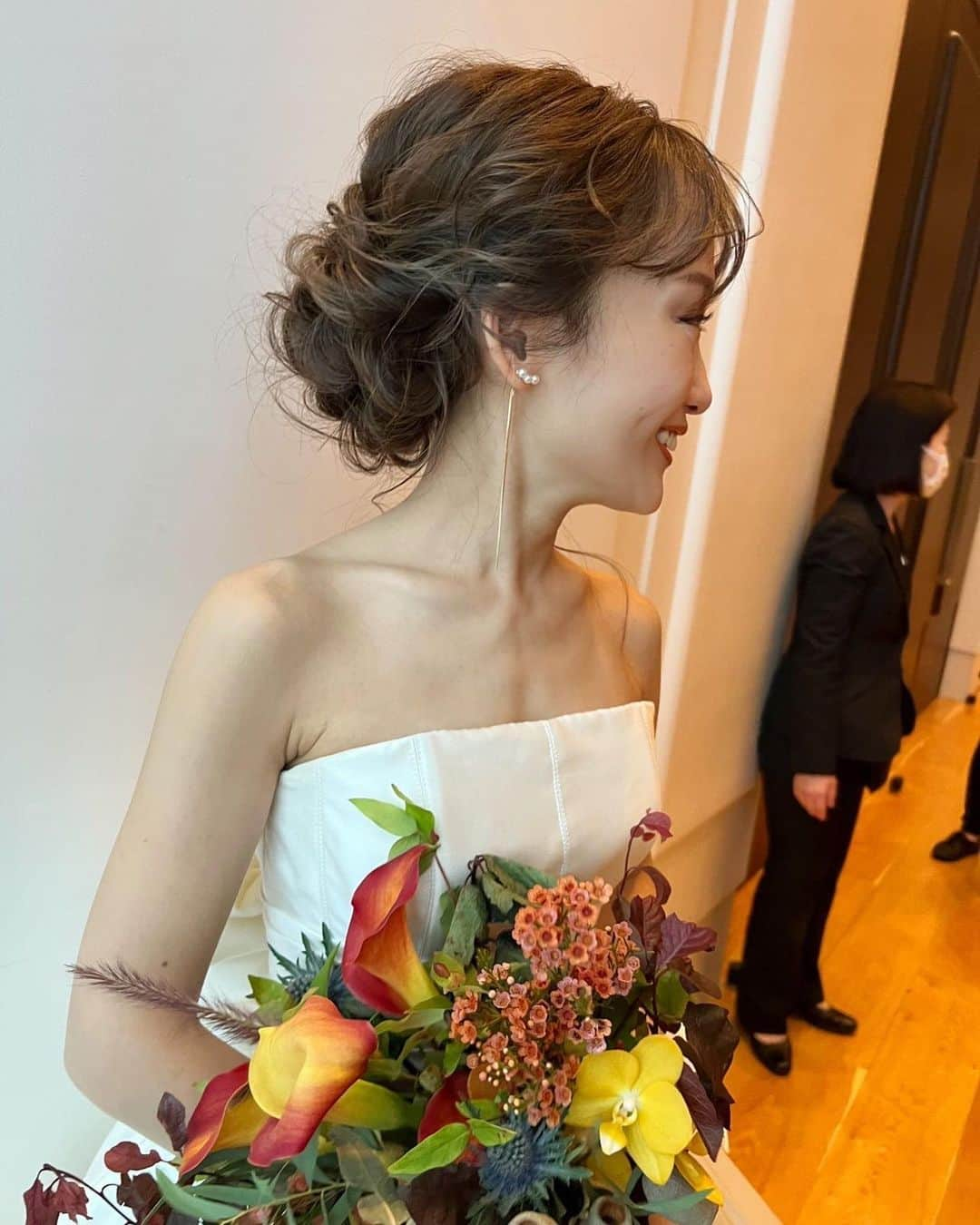 ゼクシィさんのインスタグラム写真 - (ゼクシィInstagram)「. 【結婚式当日の＼花嫁ヘア／全部見せて！】 . 今回は先輩花嫁の当日ヘアを まるっとご紹介！ 3タイプそれぞれの魅力あふれる ヘアをぜひ参考にしてね💕  ＜披露宴ヘア＞ 「絶対お願いしたかった！」という ダウンスタイルがベースのハーフツイン ゆるいウエーブとサイドのねじりの 華やかなフォルムが素敵！  ＜挙式ヘア＞ 究極のシンプルシニヨン つるんとしていながら全体的に ふんわり丸みを帯びたフォルムと ゆるやかな毛流れが美しい！✨  ＜お色直しヘア＞ ウエーブをつけたほどけそうなほど ゆるふわなアップヘア おくれ毛や前髪のバランスも◎  @r__22wed さん . +♥+:;;;:+♥+:;;;:+♥+:;;;:+♥+:;;;:+♥+:;;;:+♥ . プロポーズから結婚式まで素敵なお写真募集中！ . ゼクシィ公式アカウントでお写真を紹介してみませんか？ 【#ゼクシィ2023】 を付けて投稿してください♡ . +♥+:;;;:+♥+:;;;:+♥+:;;;:+♥+:;;;:+♥+:;;;:+♥ . ▼公式アプリもCHECKしてね ゼクシィアプリはURLから @zexyrecruit  ▼理想の会場探しをプロがサポート！ ゼクシィ相談カウンターもCHECK @zexy_counter のURLから  #花嫁ヘア#結婚式ヘア#花嫁ヘアメイク#ブライダルヘアメイク _ #シニヨンヘア#シニヨンアレンジ#ハーフツイン#アンダーズ東京 _ #プレ花嫁#結婚式準備#花嫁準備中#結婚式レポ#2024春婚#2023秋婚#2023冬婚#2023秋婚プレ花嫁#2023冬婚プレ花嫁 _ #ゼクシィアプリ#ゼクシィ」9月20日 13時00分 - zexyrecruit