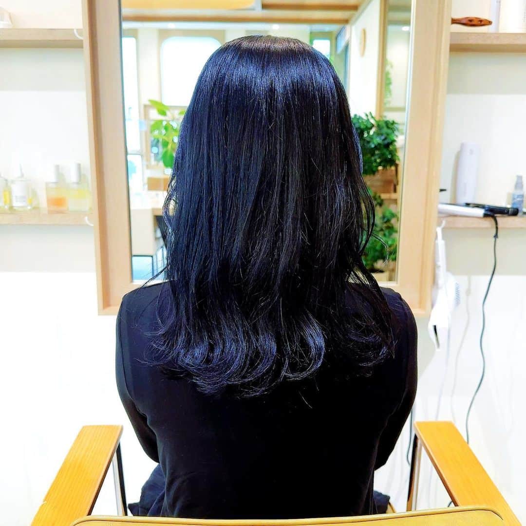 風花舞さんのインスタグラム写真 - (風花舞Instagram)「少し赤みが出てきたので また黒く染めました。  そして、10cmほど毛先切りました✂ 髪、軽い〜🍃  #canaan #ginza #hairsalon」9月20日 13時02分 - kazahanamai_official
