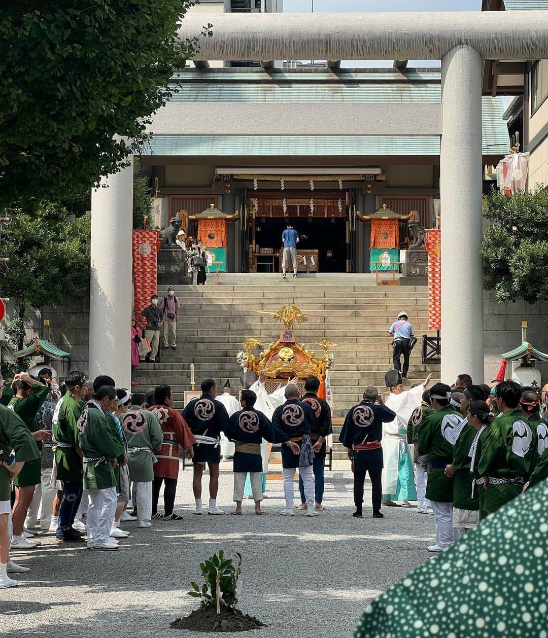 松谷優輝のインスタグラム：「この間行った浜松町のお祭り 柴大神宮  #お祭り  #神輿」