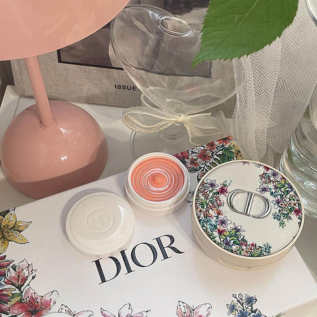 ひこ乃のインスタグラム：「Kawaii ~💐 @diorbeauty   新作のネイルケアクリームとクッションパウダー🫧 愛用のラベンダーカラーチョイスしてくれててさすが🪻♡ えりかありがとう♡ @eribiyou_11   #diorbeauty#diorforever#クレームアブリコ#クッションパウダー」