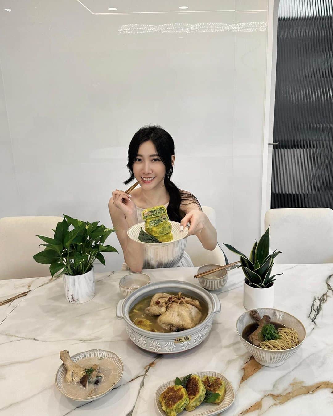 璇璇のインスタグラム：「漁事所x璇璇生日限定補貨團 —2023.9.20～9.26  今天12：00 第四團正式開團～  大家～～～～久等了！ 真的很多人敲碗要吃蝦仁包跟雞湯， 年初過年團被大家搶到缺貨半年的人蔘雞湯， 我這次有備貨備得更充足要給你們！！ 還有你們很愛的湯汁餡料滿滿的蝦仁包， 可以滑到最後一張 回顧爆汁影片～  有跟到我第一次的食物首團的人， 應該都知道為什麼我會開他們家的團， 因為我想了一年，在蝦皮自己私訊賣家， 才終於等到他們回覆去年重新上架開賣， 因為自己是消費者我自己真心喜歡， 才答應賣家開團蝦仁包首團給你們！  🧡韭菜蝦仁包 這次的主角一樣是蝦仁包， 每次開團真的大受好評！！ 沒有韭菜的嗆跟臭， 多的是蝦子的鮮跟香， 一口咬下真的可以看到蝦仁塊， 很多不敢吃韭菜的人吃了都說： 幾乎吃不到韭菜味 真的很好吃！ 你們在拆包裝跟加熱時一定要小心， 因為皮很薄所以別弄破了～～～ 才能保有蝦仁包的湯汁🤤  🧡胡椒豬肚雞湯 一包裡面有一隻完整的雞腿， 還有好多塊的豬肚， 看的到一粒粒的胡椒， 胡椒的清香配上雞湯鮮甜， 搭配跟團才會贈送的麵， 一碗下去 真的大滿足！  🧡四物雞湯 一包裡面含有兩隻雞腿， 真材實料滿滿枸杞跟紅棗， 真的沒有中藥的苦臭味， 多的是暖胃的濃郁香氣， 經期走後真的必須馬上來一碗， 跟團一樣附贈麵 可以搭配著吃！  🧡人蔘雞湯 我要再次大推人蔘雞湯， 完完整整 一整隻的土雞🐔！！ 加上老母雞燉煮的高湯， 看的到一根根人蔘在裡頭， 雞肉已經燉到有夠軟嫩， 輕輕一拉骨肉直接分開～ 湯頭也是鮮甜到不行， 加菜或加飯進去一起煨， 滿滿的膠質感在口中， 現在入秋天氣會漸漸變涼了， 冷凍庫拿出來解凍加熱輕鬆上桌， 帶去露營或家庭聚餐都無敵方便！ 這次一樣是 買2送1～～～ 請你們這團人蔘雞一定要把握， 因為本來是買3送1， 很感謝廠商給我原本的優惠方案， 真的划算到不行 要把握啊啊啊！  🧡璇璇團限定生日優惠：  1.韭菜蝦仁包20入組(璇璇特別組合)  原價1700 團購價1500  2.胡椒豬肚雞湯、四物雞湯組合  胡椒豬肚雞x5+四物雞湯x5 原價1780 團購價1650  3.胡椒豬肚雞湯4+四物雞湯4+韭菜蝦仁包5入 原價1824 團購價1750   🧡璇璇團滿額贈：  這次特地幫你們跟賣家爭取到的 滿4000直接送 一包胡椒豬肚或是一包四物雞湯喔！ 趕快揪身邊親友一起湊起來更划算  滿3800即免運  🔗購買連結請看限時動態或是首頁連結點入」