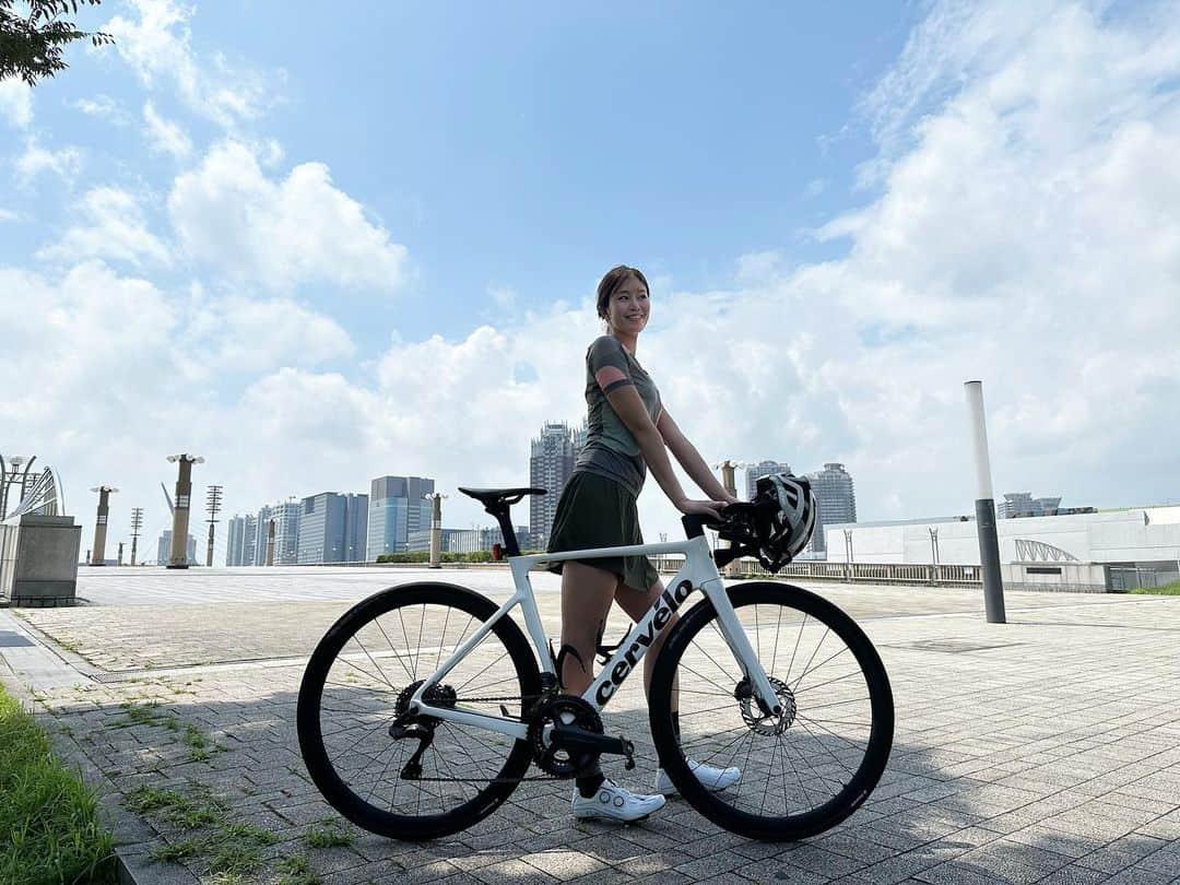 稲村亜美さんのインスタグラム写真 - (稲村亜美Instagram)「本日9/20発売の CYCLE SPORTS の表紙を務めさせていただきました😊 グランドサイクルトーキョーの魅力を話させてもらいました！！ 是非チェックしてみてくださいね🌻  台風の影響で風が強い撮影だったな〜🤣🤣🤣 この自転車も漕ぐの楽しかったです✌️ いろんな自転車乗ってみたい！！  #グランドサイクルトーキョー #自転車アンバサダー」9月20日 13時11分 - inamura_ami