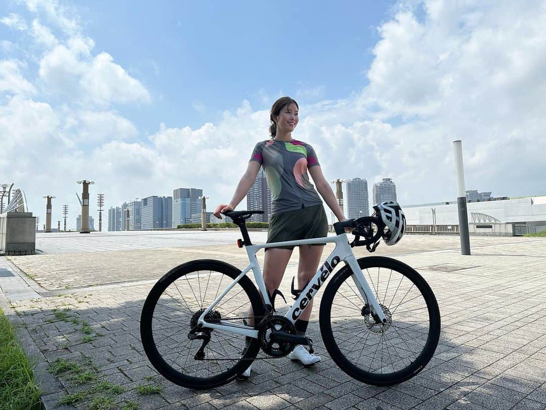 稲村亜美のインスタグラム：「本日9/20発売の CYCLE SPORTS の表紙を務めさせていただきました😊 グランドサイクルトーキョーの魅力を話させてもらいました！！ 是非チェックしてみてくださいね🌻  台風の影響で風が強い撮影だったな〜🤣🤣🤣 この自転車も漕ぐの楽しかったです✌️ いろんな自転車乗ってみたい！！  #グランドサイクルトーキョー #自転車アンバサダー」
