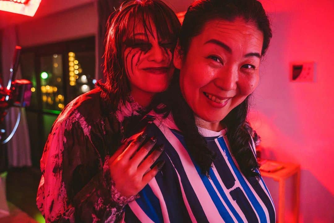 桜井玲香さんのインスタグラム写真 - (桜井玲香Instagram)「#灰色の乙女 第3話  同性にしかわからない、 たぶん、こいつ危ない奴だ感。笑  撮影合間は色々な面白いお話をしてくれたり、とっても素敵な莇くんママ・原さんです👩✨  #原扶貴子 さん #ダーク蔦子」9月20日 13時24分 - reika_s16