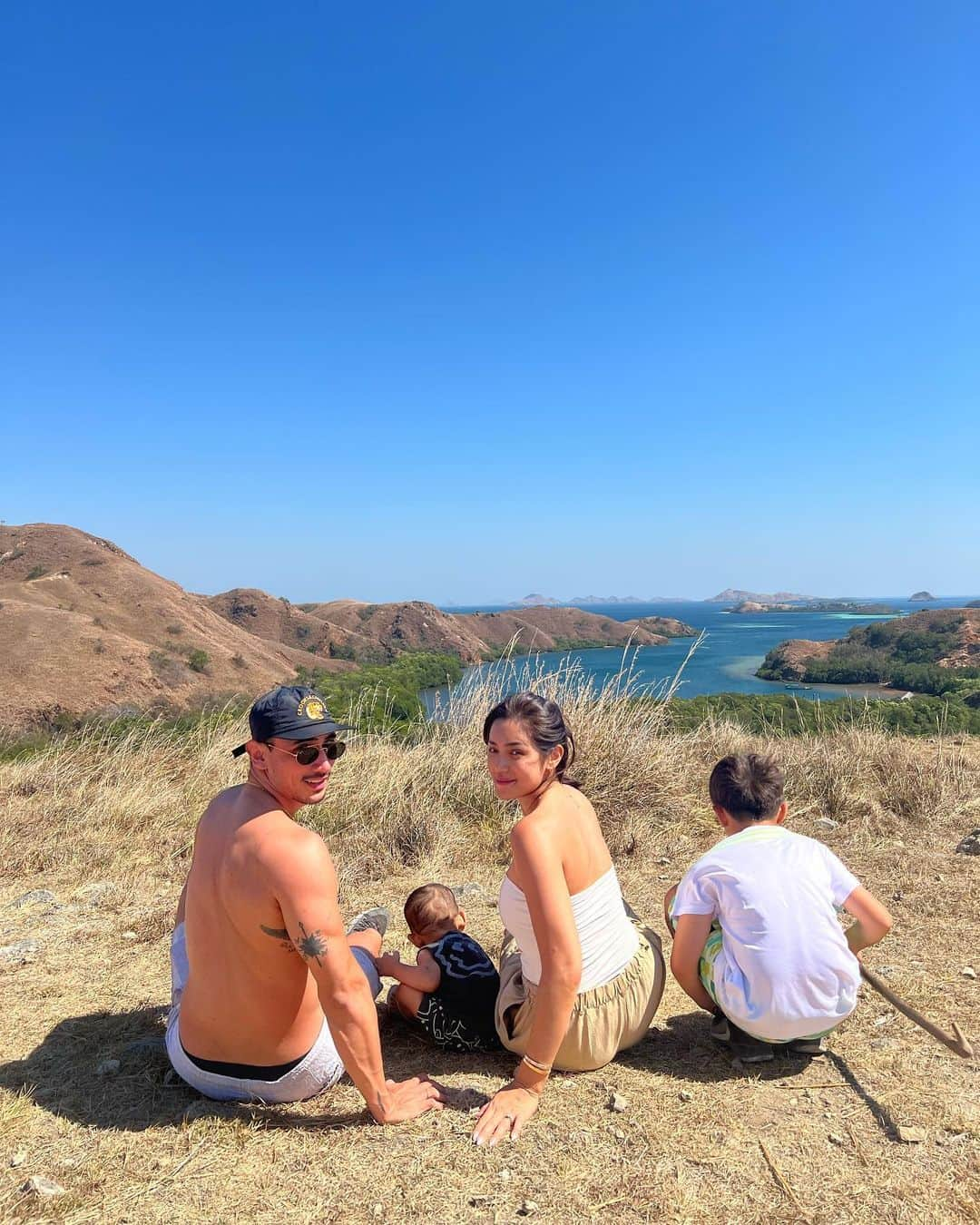 ジェシカ・イスカンダルのインスタグラム：「Verhaag family goes to Labuan Bajo! Keluargaku tempat ternyamanku, dikala apapun itu. #jedar #viver #donverhaag #elbarack #labuanbajo #indonesia #fyp」