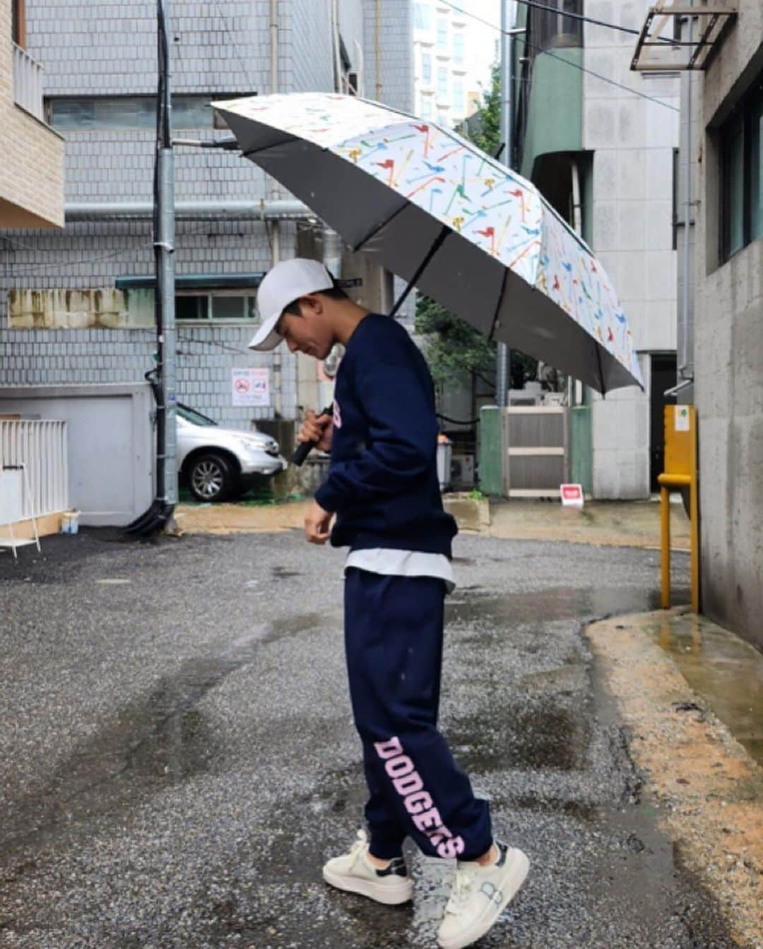 キム・ドンジュンさんのインスタグラム写真 - (キム・ドンジュンInstagram)「비온다☔️☔️☔️☔️☔️」9月20日 13時23分 - super_d.j