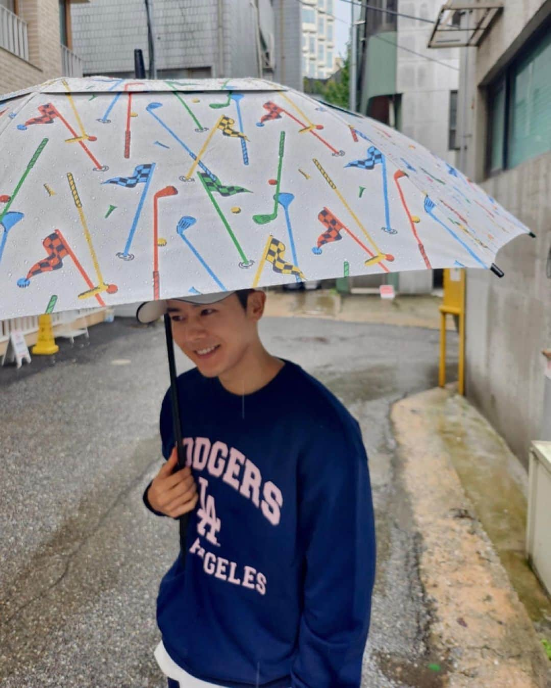 キム・ドンジュンのインスタグラム：「비온다☔️☔️☔️☔️☔️」