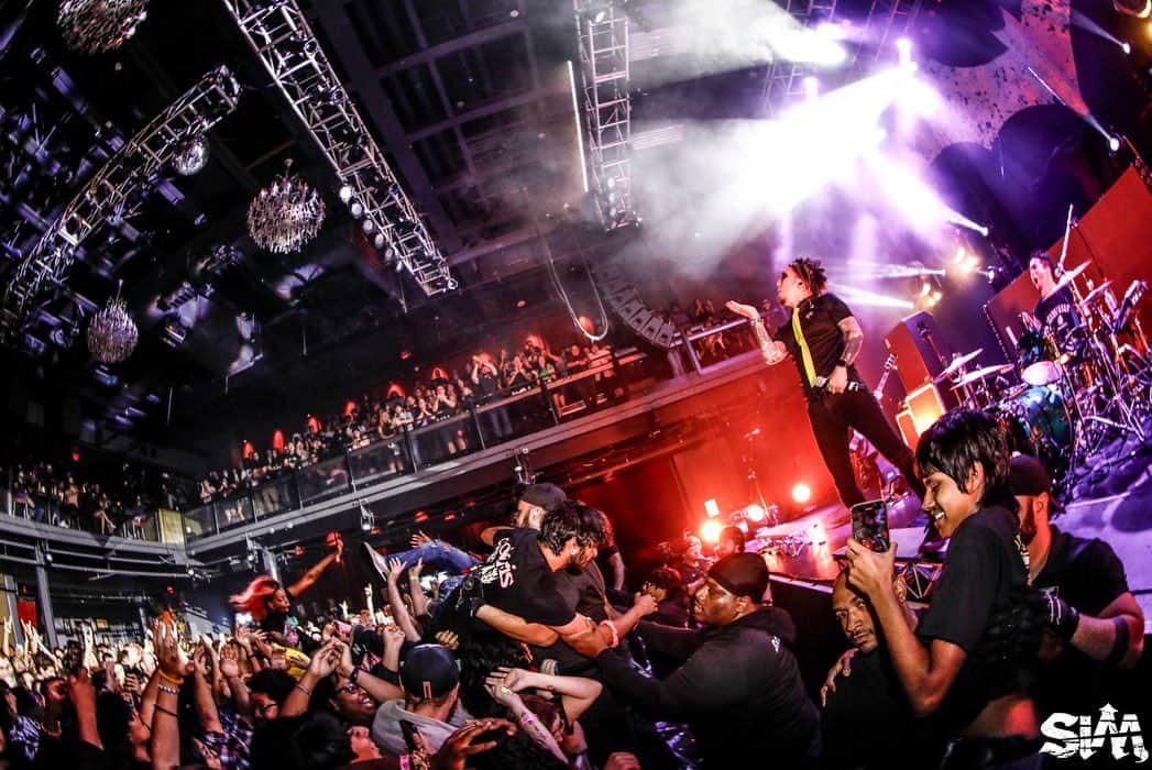 のインスタグラム：「🇺🇸Thank You The Fillmore and Silver Spring, MD!!!🇺🇸  【SETLiST】 1. Get Up, Get Up 2. TxHxC 3. KiSS OF DEATH 4. GUNSHOTS 5. BASEBALL BAT 6. RED 7. The Rumbling 8. KiLLiNG ME 9. f.a.i.t.h  https://open.spotify.com/artist/2BM933ADIluGGrPBOhPgIt?si=XV3gY0u0QnK2ousJUkWiTA  Photo by @koheisuzukiphoto   #SiMUSTOUR #JackpotJuicer」