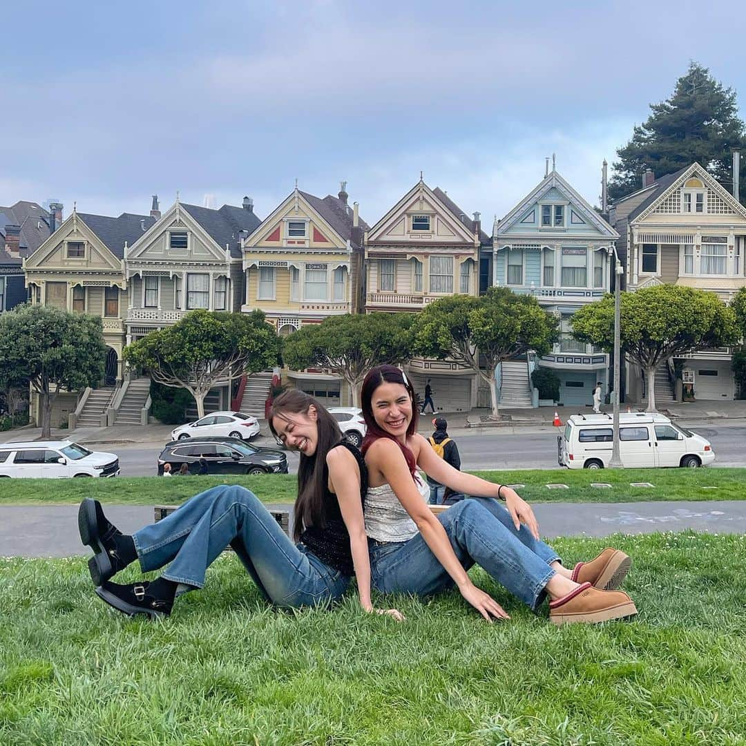 PIMTHAのインスタグラム：「Sisters at seven sisters 👧🏻👧🏻🏠」