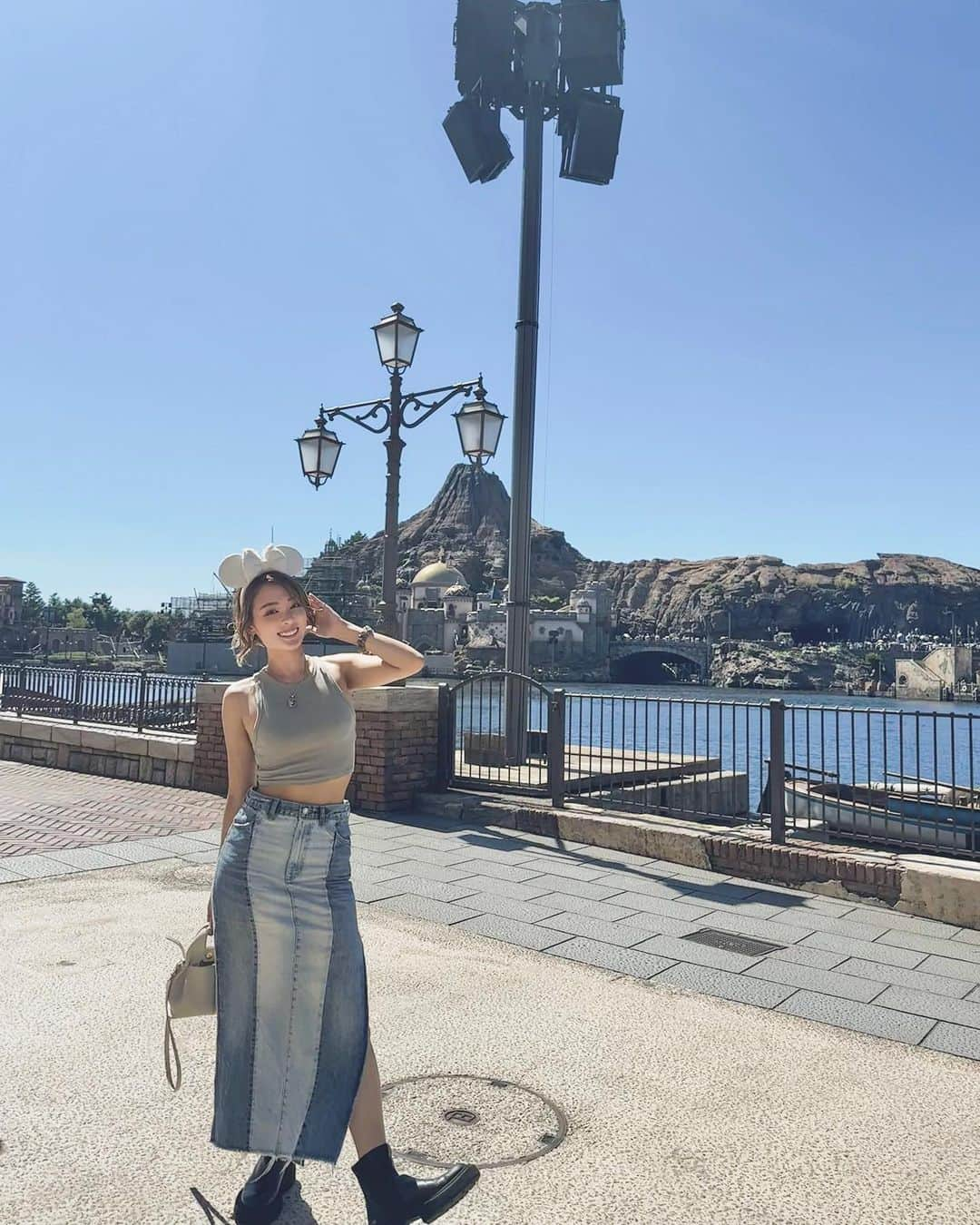 RiRiのインスタグラム：「Disney Sea🤍  夢の国って、本当に素晴らしすぎて大好きな場所🥺🫶✨  夢の国って、ファンタジーの異世界に捉えられがちだけど、 その世界を作り上げる事も、自分の内側と向き合い、 " 愛 " にフォーカスを当てて、行動していく事で 作っていく事ってできると思うんだ🌱  その選択をするかしないか🧚🏻‍♂️🎶  普段ゴミのポイ捨てをする人が、夢の国ではしなかったり、 普段イライラしがちな人が、夢の国ではイライラしなかったり、 普段バレないと思い後ろめたい事をしている人が 夢の国ではしなかったり、 するも、しないも、同じ人間なのに、 夢の国ではできてしまうって、 その空間が作り出す雰囲気により、 自分が知らず知らずのうちに、 良い行動を自然と取れてしまっている状態✨！  みんな夢の国が好きなのって、 そんな自分や周りの状態が心地良いからなんだな〜って🤍  笑顔で溢れていて平和な世界が、 あの空間では作り出せているって、 そもそも誰もができる事なんだな〜って感じた🌏🌱  自分の行動を、より良く意識を引っ張ってくれる 空間や人を選ぶ事ができたら、自然と自分もそうなれる🌿  少しずつ少しずつ、自分に自信が持てる 素敵な行為を続けていける様に、がんばろう☺️🤍  #disney #disneysea」