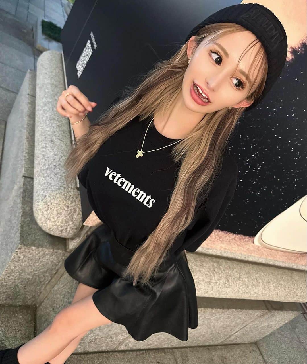 橘ハナのインスタグラム：「… ポイントは🐟のヒレみたいな変なスカート … #ブラックコーデ #オールブラック #ワントーンコーデ #低身長コーデ #152cm #152cmコーデ #vetements #supreme」