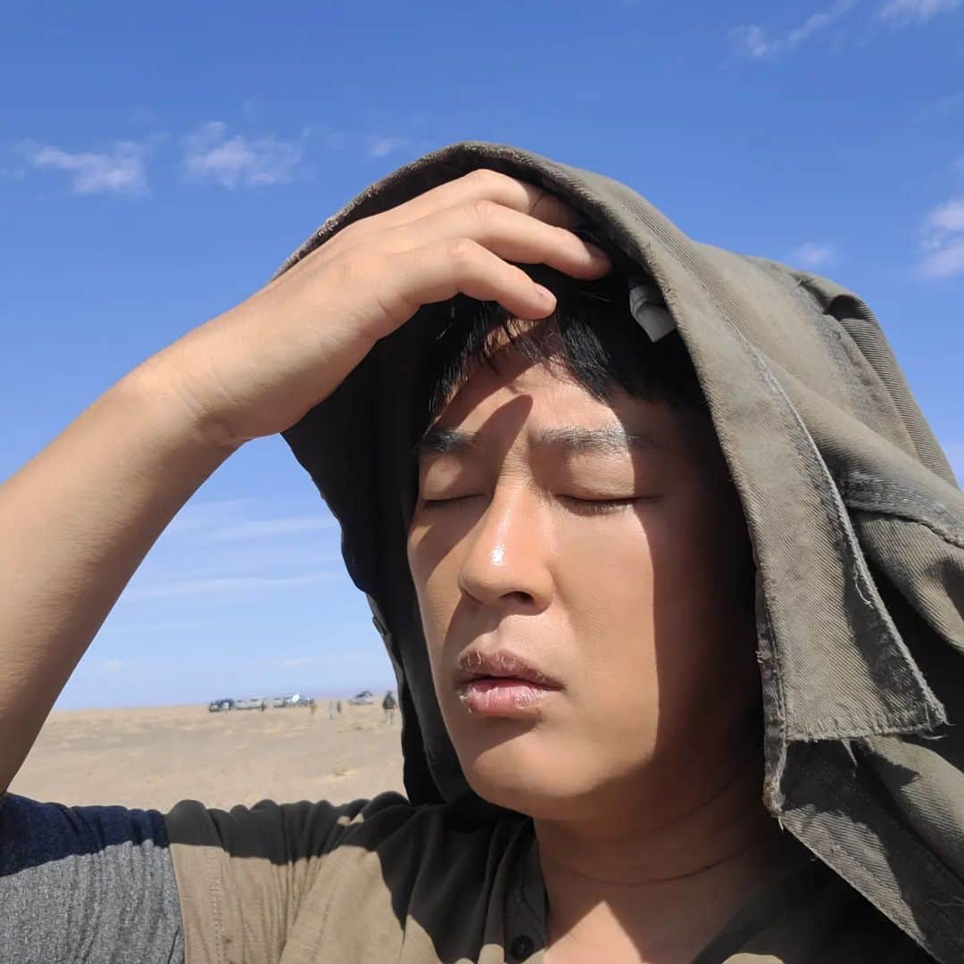 パク・クァンヒョンのインスタグラム：「오늘은 더워요.. 어제는 춥더니... #몽골 #고비사막 #박광현 #남으로가는길」