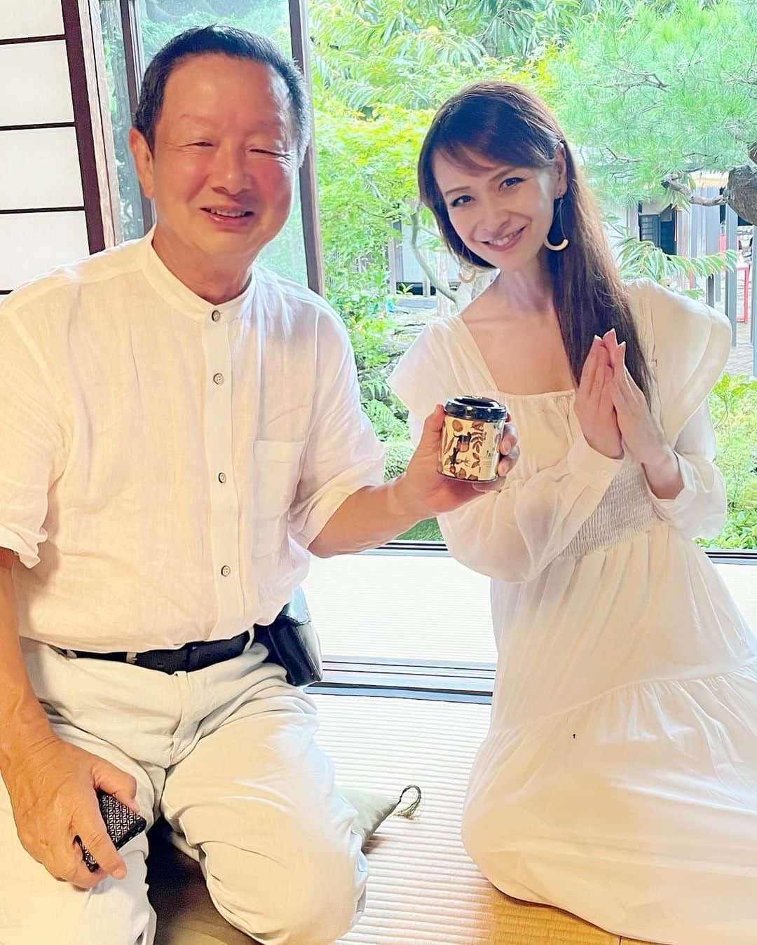 里井真由美さんのインスタグラム写真 - (里井真由美Instagram)「🇯🇵長野県 小布施堂本店 本宅 「栗の点心　朱雀(すざく)」でございます〜  @obu_kuri  @ramensamurai_k   朝の8時には長野着！笑 張り切って行って来ました🌰❤️  繊細なお栗さま、砂糖を含まず甘くないハラハラの和栗は、まさしく点心。モンブランではないのです。  ひとくち、そのままで頂き、 添えられたスプーンで入刀しながら 栗あんと一緒に頂きます。  幸せぇ〜❤️  。。。  小布施堂 市村次夫 社長にもお会いでき、 お話しお伺いできました。 信州ラーメン界のカリスマ塚田廉司さん、ご縁をありがとうございます！ @ramensamurai_k   今年は あの！光山英明さんと 栗をご一緒できるご縁もあり、嬉しい限り。ありがとうございます🙏🌰みのりちゃん今年も東京からご一緒ありがとう♡  。。。  ひと粒も残さず お茶も飲まずに黙々と完食し、  社長に「お皿がキレイ❗️」と お褒め頂きましたわよ💪🌰❤️🤣  。。。  JANAT 紅茶　さとい栗　を お土産にお渡しさせて頂きました🐈‍⬛🫖  @janat_paris  @janatdubai   。。。  栗で、小布施の街おこし！社長のお話しが面白すぎて時間経つの忘れそう  結局、小布施滞在1時間半くらいでしたが😆それでも わざわざ食べに行きたい〜  @obu_kuri   。。。  小布施の栗も買えたので またご紹介しますね🌰  。。。  素敵な一日をお過ごしくださいね〜  。。。  #小布施堂#小布施#長野#信州 #朱雀#和栗#小布施栗##chestnuts #montblanc#栗子糖果 #モンブラン#モン活#栗活#밤 스위트 #栗#栗スイーツ#和栗#栗好き#밤#板栗 #断面モンブラン#蛋糕#断面フェチ#栗子蛋糕 #里井真由美#フードジャーナリスト里井真由美#さといいね#ありが糖運動#japan#japanesegirl#japanese」9月20日 13時29分 - mayumi.satoi