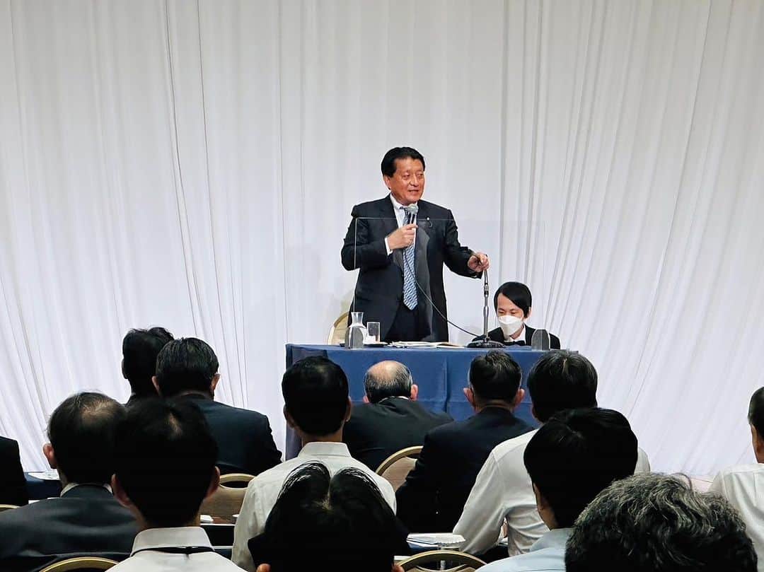 のインスタグラム：「宏池会の同志である石原​ひろたか議員（国家安全保障他担当の総理補佐官）のセミナーで講演。非常に重要なミッションを担う石原ひろたか議員の益々のご活躍を祈ります。#平井卓也 #石原ひろたか」