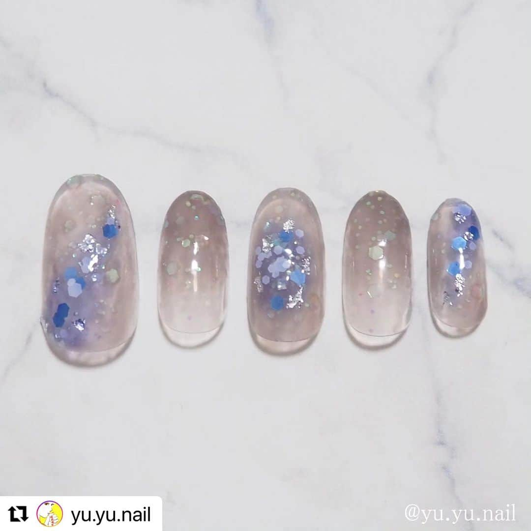 【PLANET NAIL（プラネット ネイル）】公式さんのインスタグラム写真 - (【PLANET NAIL（プラネット ネイル）】公式Instagram)「✰✰✰ ━━━━━━━━━━━━━━━ @yu.yu.nail さま♡  PLANETNAIL ラメネイル PLH04 エトワールグレー を使った大人っぽシアーラメネイルデザインのご紹介ありがとうございます👩‍❤️‍💋‍👩✨  グレー＆ブルーの組み合わせがなんともいえない大人に仕上がりにきゅん🫰🩷🩷🩷 ぜひぜひみなさまもまねっこされてください♡ ╍ ╍ ╍ ╍ ╍ ╍ ╍ ╍ ╍ ╍ ╍ ╍ ╍ ╍ ╍ ╍ ╍   プラネットネイル新色でシアーラメネイル💅 #yuyuプラネットネイル ―――――――――――― 過去の塗り方動画はYouTubeで「ネイル yuyu」と検索 または、プロフィールから飛べます→ @yu.yu.nail プチプラネイル垢→ @300yen_nail ―――――――――――― プラネットネイルさまより新色をいただいたので、ラメネイルデザインを塗ってみました😁  人差し指と薬指はグラデーションにして、中指はフレンドネイルのブルーシロップを使ってチークネイルっぽく仕上げたよ✨  新色のエトワールグレーはトップコートの役割もあるけど、ラメの表面の凹凸をなめらかにするためにパラドゥのぷっくり仕上がるトップコートを使いました🙆‍♀️  PLH04 ＜エトワールグレー＞ ベースコート、ネイルカラー、ハードナー、トップコート、ネイルケアの5つの機能が1つに。 ホログラム入りでスタイリッシュな仕上がりのグレーカラー。  PLB26〈天飛ぶ光の羽衣〉 クリアなくすみパープルをベースにパステルカラーのラメをMIXし、アクセントにオーロラざく切りホログラムで指先を華やかに。  ■アイテム 全て税込み価格です。 ネット購入できるものは、楽天ROOMに載せています @yu.yu.nail のプロフィールから見てね。  ・プラネットネイル PLH04 エトワールグレー、PLB26 天飛ぶ光の羽衣 880円 @planet.jp ・フレンドネイル 1-39ブルーリキュール 110円 @friendnail_official @daiso_official ・パラドゥ ジェルトップコート 770円 @parado_nailbu ・セリア シルバーホイル 110円  リング padova__official @queen.lupis  PR #planet_jp #プラネットネイル #セルフネイル #ネイル #マニキュア #ポリッシュ #ラメネイル #フレンドネイル #パラドゥ #パラドゥネイル部 #パラドゥネイル #セリアネイル #グレーネイル #ブルーネイル #100均ネイル #ニュアンスネイル #シアーネイル #セルフネイル初心者 #セリア購入品 #パドヴァ #ルピスタグラム #ダイソーネイル #ダイソー購入品」9月20日 13時42分 - planet.jp