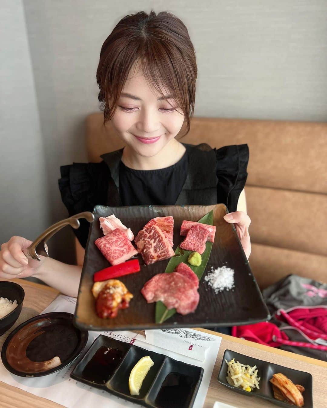 のインスタグラム：「🥩 Ginza にくTATSU  広島のみのりちゃんとまさかの銀座でランチ🥰 急だったのに、あいててよかった♡  近江うしがいただける、にくTATSUさんへ❣️ 近江牛はじめて食べたんだけど 「お肉が甘いってよくテレビで見るけどほんまなんじゃね」とみのりがぼそっとつぶやくほど、本当にあまくてびっくりしました🫢  近江米もおいしくて、大満足ランチでした🍚  今度は夜も行ってみたいなぁ🤤 青山と渋谷にもあるみたいだから、行きやすそう❣️  後ろに写ってるのはカープグッズ🤭笑  #にくTATSU #にくたつ #nikutatsu #ランチ #銀座ランチ #銀座焼肉 #焼肉ランチ #lunch #東京 #東京ランチ  #yakiniku #ginza」