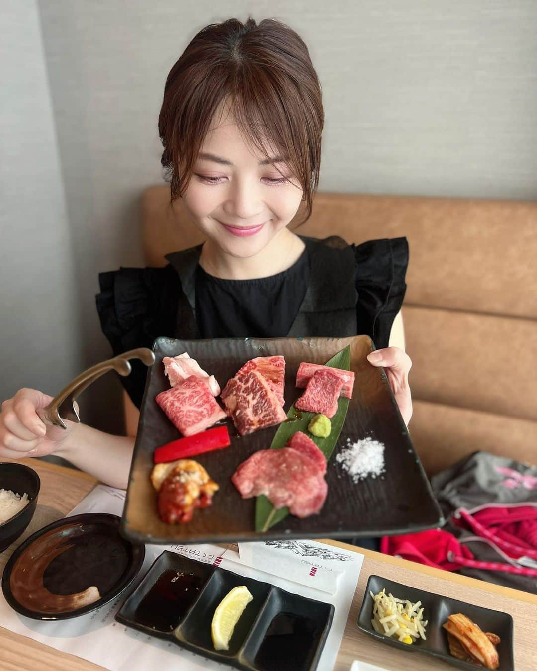 大井智保子のインスタグラム：「🥩 Ginza にくTATSU  広島のみのりちゃんとまさかの銀座でランチ🥰 急だったのに、あいててよかった♡  近江うしがいただける、にくTATSUさんへ❣️ 近江牛はじめて食べたんだけど 「お肉が甘いってよくテレビで見るけどほんまなんじゃね」とみのりがぼそっとつぶやくほど、本当にあまくてびっくりしました🫢  近江米もおいしくて、大満足ランチでした🍚  今度は夜も行ってみたいなぁ🤤 青山と渋谷にもあるみたいだから、行きやすそう❣️  後ろに写ってるのはカープグッズ🤭笑  #にくTATSU #にくたつ #nikutatsu #ランチ #銀座ランチ #銀座焼肉 #焼肉ランチ #lunch #東京 #東京ランチ  #yakiniku #ginza」