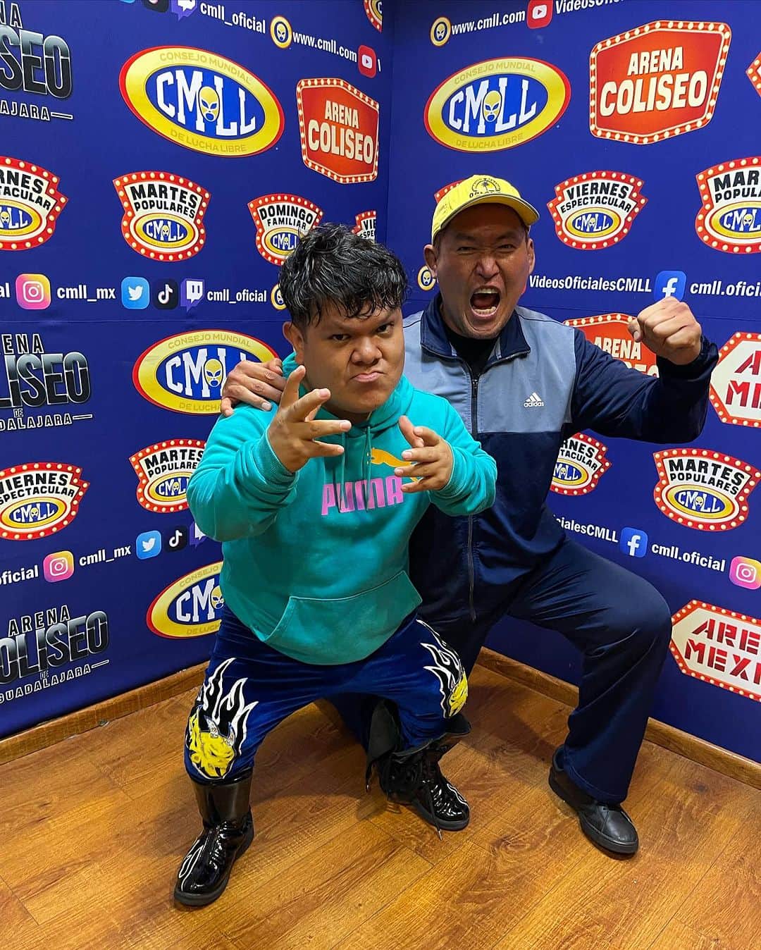 のインスタグラム：「@chamuel_oficial_mrn1 y el #tifondeosaka en la función del martes 19 de septiembre en la @arenamexico_oficial . - - #cmll #arenamexico #chamuel #okumura #loschacalesdelring」