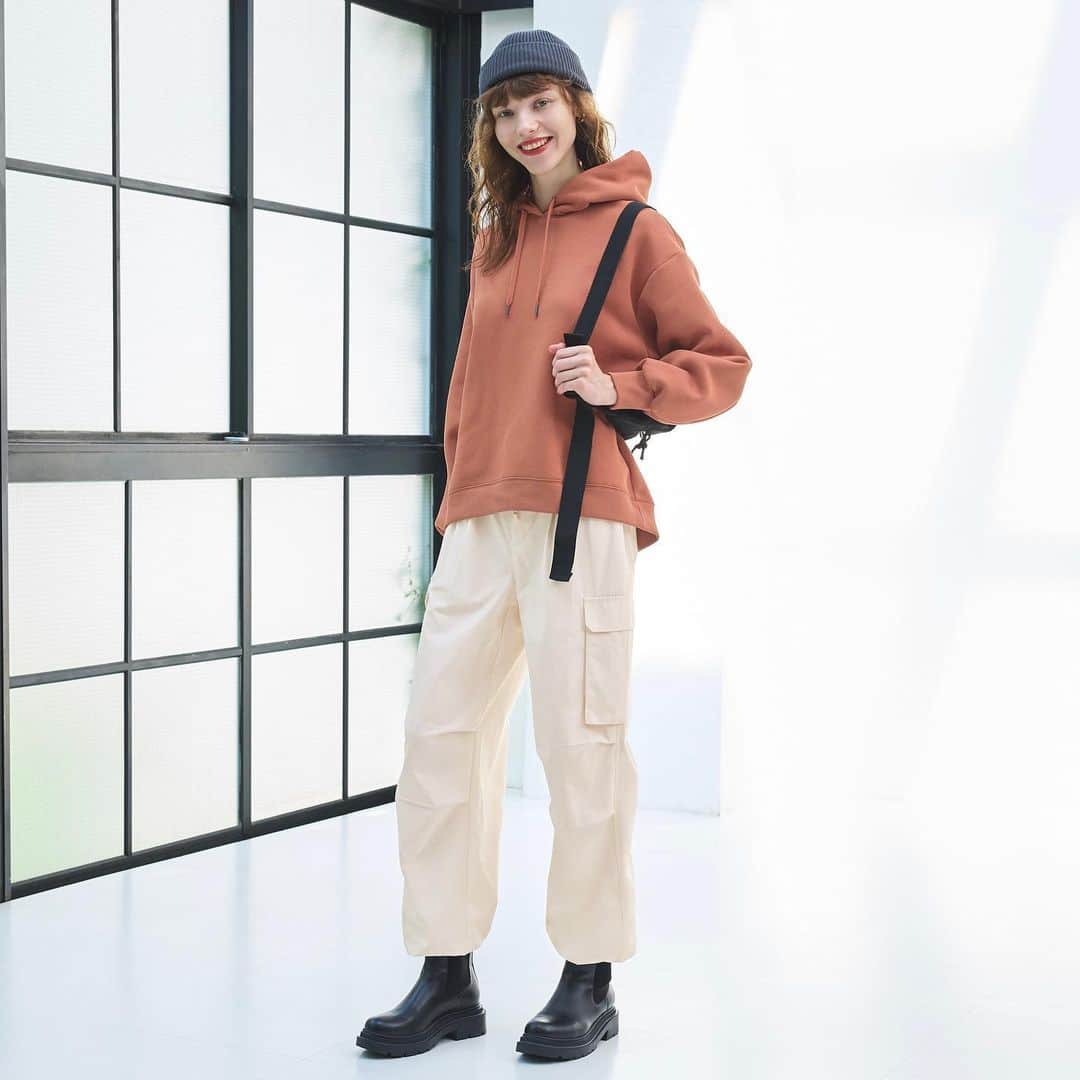 GUさんのインスタグラム写真 - (GUInstagram)「. パラシュートカーゴパンツの秋冬コーデ。 まだまだ人気のパンツ。 秋冬コーデにも大活躍！ コーデの参考に♪  ____________________  パラシュートカーゴパンツ ¥2,990 品番：347853  ____________________  #パラシュートカーゴパンツ #カーゴパンツ #パラシュートパンツ #cargopants #parachutepants #parachutecargopants #冬コーデ #wintercoordinate #GUコーデ #GUfashion #YOURFREEDOM #GU #ジーユー」9月20日 13時36分 - gu_global