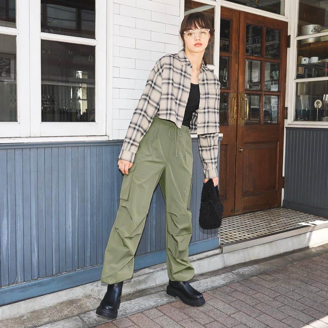 GUさんのインスタグラム写真 - (GUInstagram)「. パラシュートカーゴパンツの秋冬コーデ。 まだまだ人気のパンツ。 秋冬コーデにも大活躍！ コーデの参考に♪  ____________________  パラシュートカーゴパンツ ¥2,990 品番：347853  ____________________  #パラシュートカーゴパンツ #カーゴパンツ #パラシュートパンツ #cargopants #parachutepants #parachutecargopants #冬コーデ #wintercoordinate #GUコーデ #GUfashion #YOURFREEDOM #GU #ジーユー」9月20日 13時36分 - gu_global