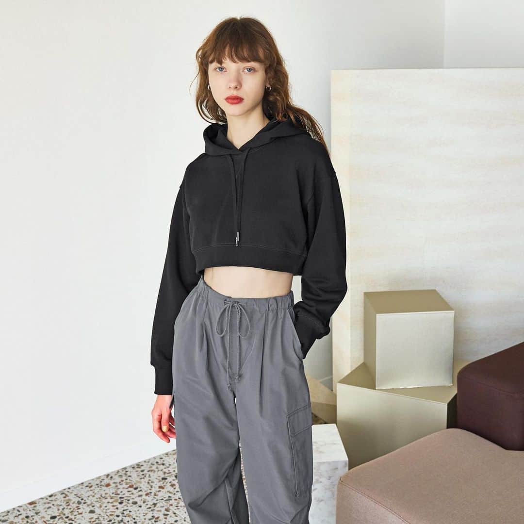 GUさんのインスタグラム写真 - (GUInstagram)「. パラシュートカーゴパンツの秋冬コーデ。 まだまだ人気のパンツ。 秋冬コーデにも大活躍！ コーデの参考に♪  ____________________  パラシュートカーゴパンツ ¥2,990 品番：347853  ____________________  #パラシュートカーゴパンツ #カーゴパンツ #パラシュートパンツ #cargopants #parachutepants #parachutecargopants #冬コーデ #wintercoordinate #GUコーデ #GUfashion #YOURFREEDOM #GU #ジーユー」9月20日 13時36分 - gu_global