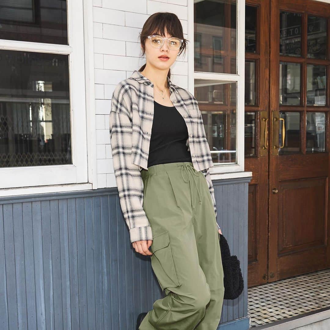 GUさんのインスタグラム写真 - (GUInstagram)「. パラシュートカーゴパンツの秋冬コーデ。 まだまだ人気のパンツ。 秋冬コーデにも大活躍！ コーデの参考に♪  ____________________  パラシュートカーゴパンツ ¥2,990 品番：347853  ____________________  #パラシュートカーゴパンツ #カーゴパンツ #パラシュートパンツ #cargopants #parachutepants #parachutecargopants #冬コーデ #wintercoordinate #GUコーデ #GUfashion #YOURFREEDOM #GU #ジーユー」9月20日 13時36分 - gu_global