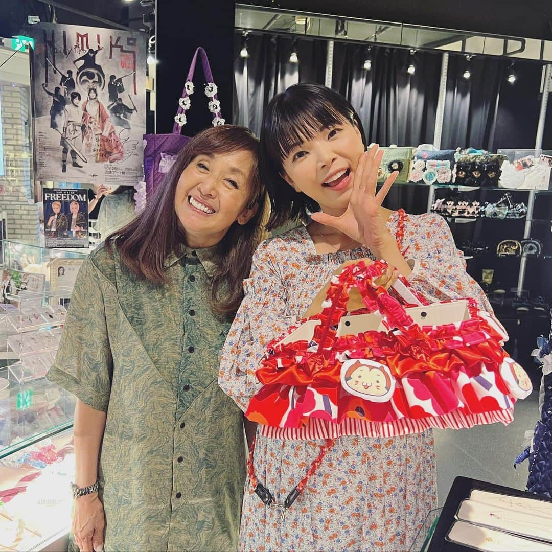 彩羽真矢のインスタグラム：「9月16日はfairy1日店長イベントでした🌟  宝塚花のみちセルカ2階のお店🌸 宝塚OGの大先輩であり、お母さんのような存在の葦笛るかさんが経営しています❤️  そこで1日店長をさせていただき、ワイワイと楽しい時間を過ごしました♪  宝塚歌劇を知らない人も、宝塚の地に来たことがない方も来てくれて  宝塚大劇場にはよく行くけど、セルカには初めて来たという方もいて  少しでもfairyさんや花のみちセルカを楽しんでもらえてたら嬉しいです😊💕  終日大盛況で、あっという間の1日でした‼️  足を運んでくださった皆さま、本当にありがとうございました😊💕」