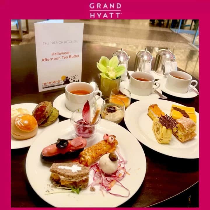 のインスタグラム：「【六本木】グランド ハイアット 東京のハロウィンブッフェ♡パンプキンロール&“棺”サンドウィッチ  グランド ハイアット 東京は、「ハロウィン アフタヌーンティー ブッフェ」を2023年10月31日(火)まで、2階「フレンチ キッチン」にてご提供中です。  ハロウィンスイーツをブッフェ形式で  「ハロウィン アフタヌーンティー ブッフェ」平日 5,940円、土日祝 7,590円(グラスシャンパン1杯付き) グランド ハイアット 東京の「ハロウィン アフタヌーンティー ブッフェ」は、ハロウィンのダークな世界観をモチーフにしたアフタヌーンティー。かぼちゃや栗といった秋を代表する食材を使って、キュートな見た目のスイーツやセイボリーなどをブッフェ形式で提供されています。  スイーツの注目は、しっとり食感の生地にパンプキンクリームを組み合わせた「パンプキンロール」。トップにコウモリ型のチョコレートを配し、ハロウィン独特の不気味さも演出しています。  また、濃厚でなめらかな味わいの「パンプキン プリン」をはじめ、  サクサク食感の「パンプキン タルト」や  シュー生地にかぼちゃクリームを挟んだ「パンプキン パリブレスト」など、かぼちゃを主役にしたメニューが豊富にラインナップされています。  さらに、ハロウィンらしい装いのセイボリーも登場。  魔女が怪しい鍋を煮込んでいる様子を表現した「紫芋ピューレ 赤ワインゼリーとビーツのベリーヌ」、  棺桶型で仕上げた「かぼちゃ 栗とポークリエットのサンドウィッチ」などが揃っています。  紅茶ロサンゼルス発のプレミアム オーガニックティーブランド「ART OF TEA」の紅茶がいただけます。 １種類いただけます。  「ハロウィン アフタヌーンティー ブッフェ」 提供期間：～2023年10月31日(火)時間：15:00～17:00(最終入店15:30)  ※平日2時間、土日祝90分 場所：グランド ハイアット 東京2階「フレンチ キッチン」 住所：東京都港区六本木6-10-3料金：平日5,940円、土日祝7,590円(グラスシャンパン1杯付き) メニュー：〇スイーツパンプキン ロール、パンプキン パリブレスト、パンプキン タルト、パンプキン ムース、パンプキン プリン、コーヒーとホワイトチョコレートのムース〇セイボリー ※カッコ内は元にしたハロウィンのモチーフ。かぼちゃ 栗とポークリエットのサンドウィッチ(棺)、紫芋ピューレ 赤ワインゼリーとビーツのベリーヌ(魔女)、竹炭ドッグパンのホットドッグ(指)、鱈のブランダード(目玉)、さつまいもとチーズのミイラパイ(ミイラ)〇スコーンプレーンスコーン、抹茶とレーズンのスコーン、クロテッドクリーム、りんごジャム 〇紅茶ロサンゼルス発のプレミアム オーガニックティーブランド「ART OF TEA」の紅茶 ※カフェラテ(アイス/ホット)やカプチーノ(アイス/ホット)なども選択可能。 【予約・問い合わせ先】「フレンチ キッチン」TEL：03-4333-8781(直通) #グランドハイアット東京 #grandhyatttokyo #grandhyatt #hyatt #tokyo #東京 #六本木 #RoppongiHills #besthotels #halloweenアフタヌーンティー  #スイーツ #afternoontea #sweets #halloween #spooky  #ハロウィンアフタヌーンティー  #パンプキン  #東京グルメ #東京デート #東京ランチ #ホテル女子会  #ホテルブッフェ #ホテルランチ #ハロウィン料理 #ハロウィンスイーツ #ハロウィンごはん #ハロウィンメニュー  #ハロウィンイベント #東京旅行 #東京ディナー」