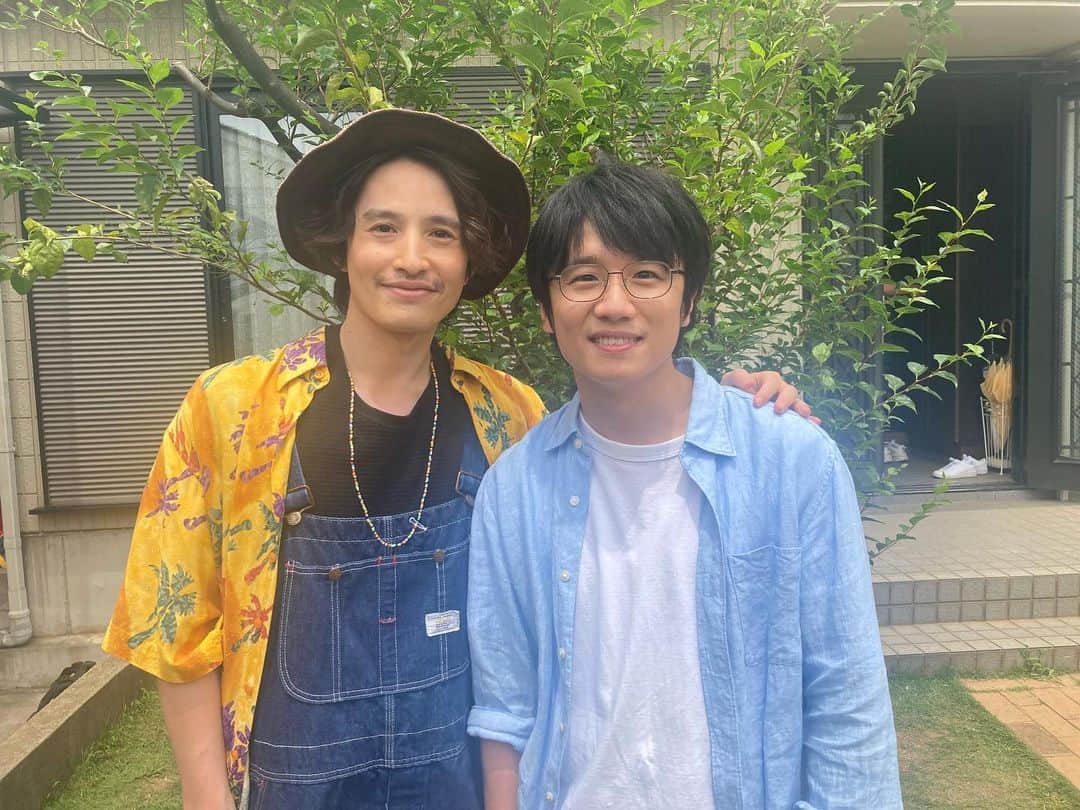 のインスタグラム：「#初恋ざらり 🌸🤍オフショット  久しぶりに岡村さん(#風間俊介)の兄 龍之介(#浜中文一)も登場します☺️  実家に集合したふたり 最終回ではどんなやり取りが  行われるのでしょうか？  まもなく最終回です🥲 9月22日(金) 深夜24時12分から放送です°･🐠  TVerで11話見逃し配信中」