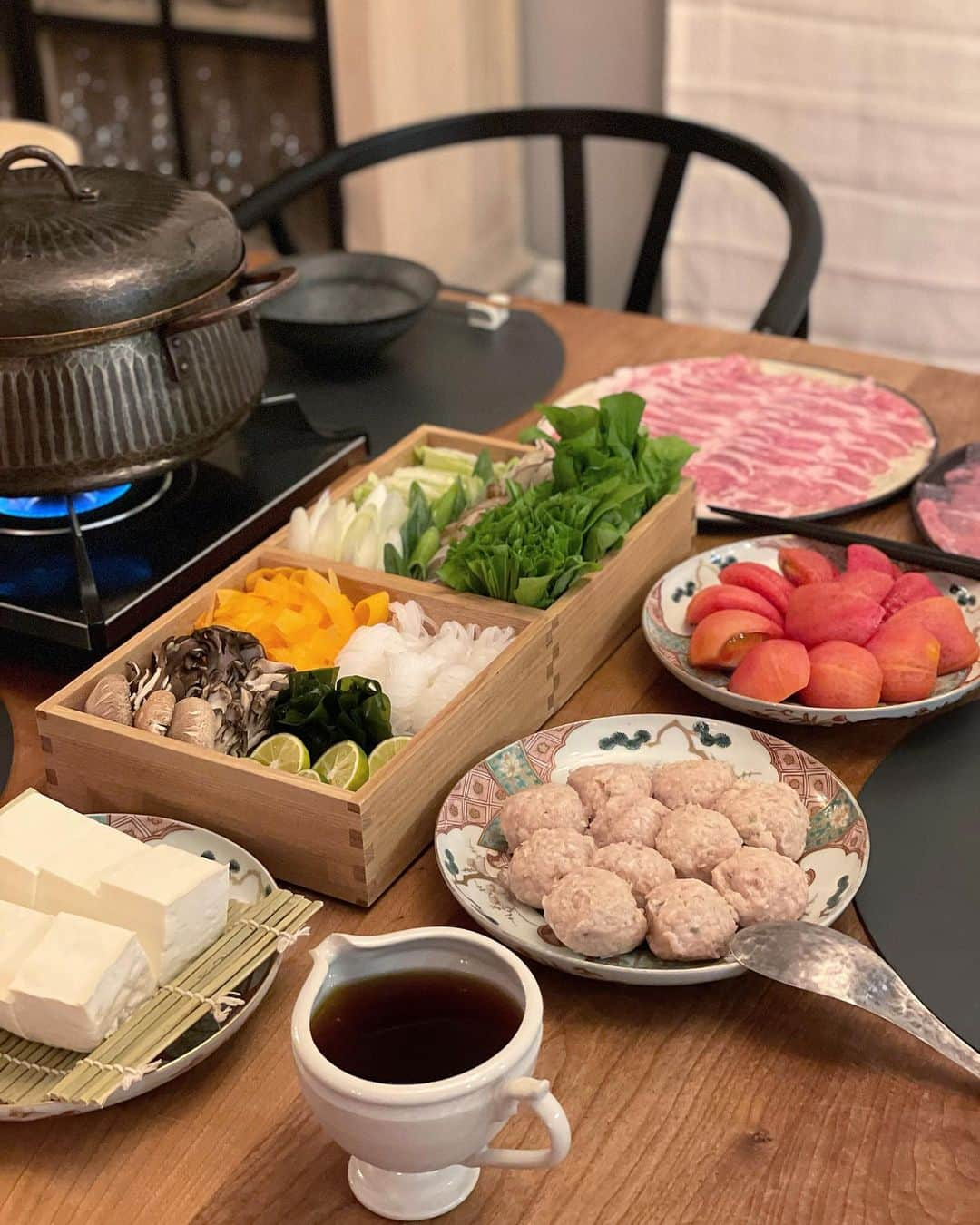 松見早枝子のインスタグラム：「昨夜は久しぶりに鍋パーティー😊🍲🥢 ・ 具材は、 ◾️豚しゃぶ肉(ロース、肩ロース、もも) ◾️れんこん鶏団子 ◾️湯むきトマト ◾️ルッコラ ◾️ごぼう ◾️白菜 ◾️長ねぎ ◾️にんじん ◾️結びしらたき ◾️わかめ ◾️舞茸&椎茸 ◾️豆腐 ・ たれは、自家製めんつゆにすだちを絞ったポン酢で。 ・ ボルドー白は日本ではあまり人気が高くないけれど、どんな料理にも合わせやすいのが素晴らしい👌✨ ・ 昨夜はちょっとした記念日だったので大好きなドメーヌ・ド・シュヴァリエの2016の白を。 古くても新しいヴィンテージでも、いつ飲んでも外れることの無い優秀なワインです🤍 ・ ・ #うちごはん #おうちごはん #お鍋 #鍋料理 #鍋パーティー #ドメーヌドシュヴァリエ #粮理家 #ウェルネスフードスタイリスト #松見早枝子 #domainedechevalier @domainedechevalier #wellnessfoodstylist #saekomatsumi」