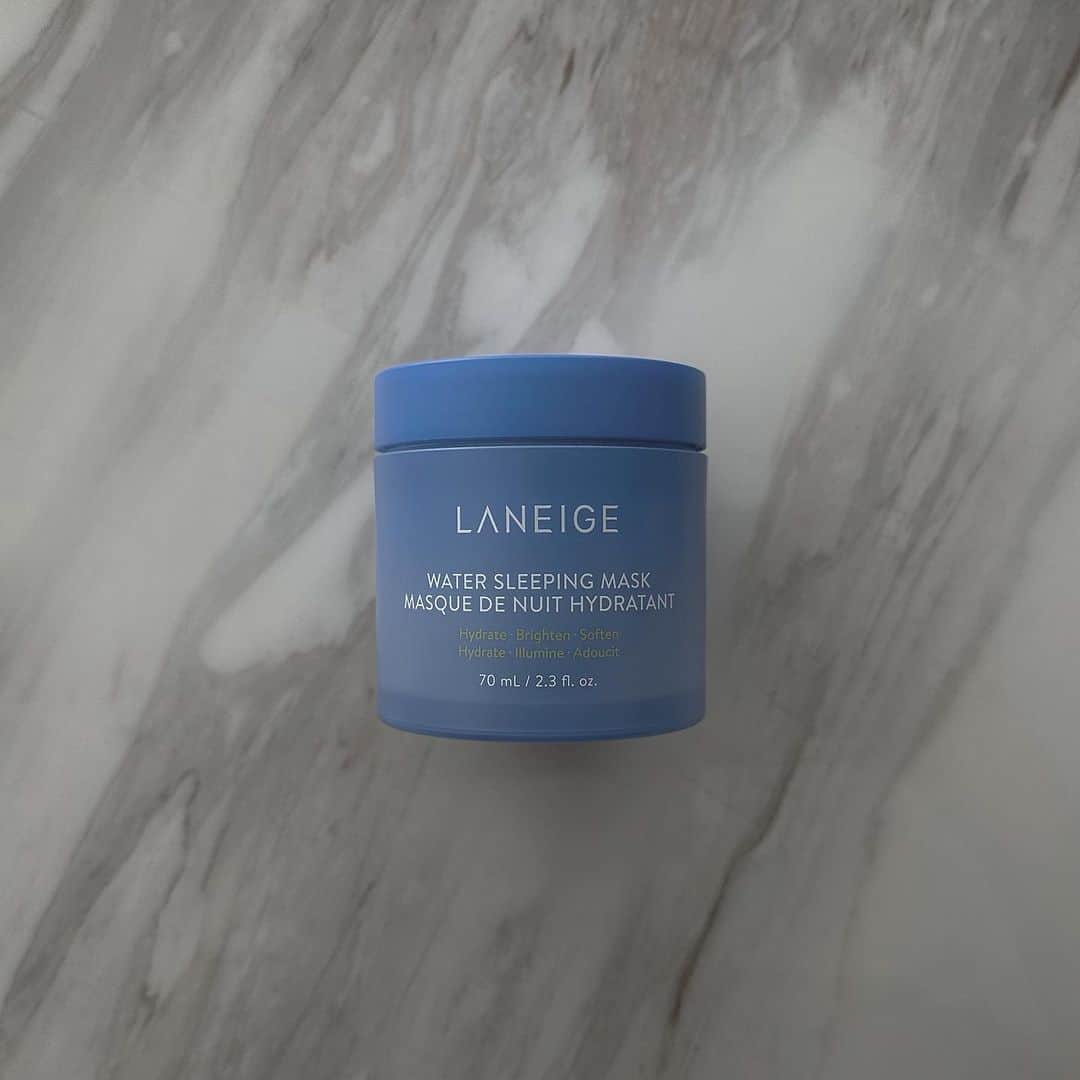 のインスタグラム：「LANEIGE ・ ウォータースリーピングマスク ・ 睡眠中の肌を集中うるおいケアして、ぐっすり眠った翌朝のような明るい印象の肌へ導いてくれるわ。 ・ 古い角質にやさしくアプローチして肌の環境を整えながら、うるおいと輝きをプラスしてくれるの。 ・ 肌へ溶け込むようになじんで皮脂のような保護膜を形成してくれるから、一晩中しっとり感が続くのよ。 ・ 7つのフリー・低刺激処方だから、お疲れ肌の時に重宝してる。 ・ 天然香料をベースにした涼しげで爽やかな香りだから、睡眠に適したムードを作り出してくれるわよ♡ ・ #ラネージュ#ウォータースリーピングマスク」