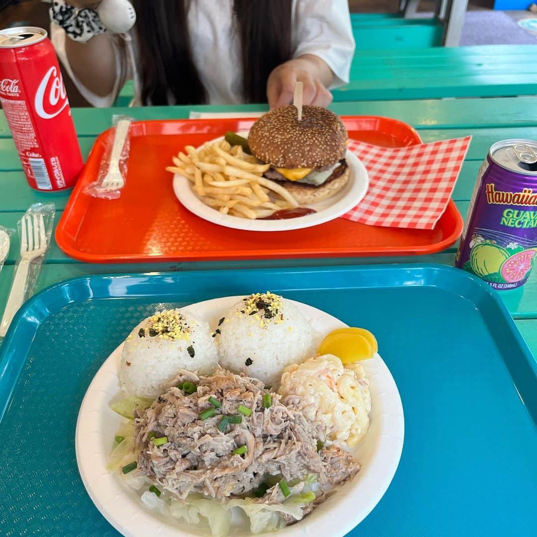 古本新乃輔のインスタグラム：「いやはや 早めに帰ってきた長女と ハワイアンランチです。  先日の文化祭の話とか、 久々にゆっくりしゃべった気分。  また家族でハワイ、行きたいねぇ。 って言ったら、  年長さんだったから、全然憶えてない。 だそうです。 (~_~;)  #daplatelunch808 @daplatelunch808」