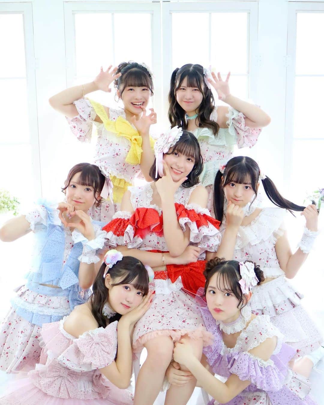 金澤有希のインスタグラム：「【Pからの想い】  沢山のアイドルがいて 日々沢山のアイドルが誕生しています  きゅ〜くるの、この子たちは 私が見つけてきた原石だと思っています  アイドル未経験者がほとんどで なんとか5月にデビューしました。  親バカにならぬよう 時には心を鬼にして指導をし ダメな所は、ダメと伝えています。  その分頑張ったときは、沢山褒めて 可愛いね、可愛いねと甘やかす日もあります。  （ポケットマネーで時には差し入れも。笑）  パフォーマンスだけではなく "アイドルとは"の部分や "人として"の部分も伝えています。  ダンスや歌やライブ中の表情はもちろん ファンの方の存在や 裏での立ち回り方や挨拶なども 必ず何かに繋がるので 他の誰かが許される範囲でも きゅ〜くるでは許さないぞ！ と厳しく注意しています。  それは、私が大切にしてきた事でもあり それが今の自分の環境に繋がっていると思っているからです。  また、20年間のアイドル人生で 色んな人を見てきたからこそでもあります。  私の所でアイドルしてくれてるからには 私の経験を活かしてあげたいし、 （失敗も成功も経験してきたので😭） いつかもし旅立つ日が来ても 次の道がしっかり訪れる人でいてほしい想いもあります。  プロデュース業とメンバーとの時間の両立は、大変ではありますが、素直にしっかり着いて来てくれる子達なのでとてもやり甲斐を感じるし、私自身きゅ〜くるの成長にわくわくさせてもらっています。  この成長こそが "王道アイドルとは" の答えの1つなんだと思う 楽曲も一切妥協なしで 沢山イメージして沢山考えて オーダーさせて頂いて 毎回想像以上の音楽が届きます。  衣装も、沢山イメージして 1人1人の個性や体格を大切にし 苦手な絵を描き沢山打ち合わせをし 可愛い衣装が届きます。  メンバー、楽曲、振り付け、衣装 こんなにキラキラしている空間はないんじゃないかなと。  現場マネージャーと同じくらいメンバーと時間を共有して 時には厳しく指導し、 それに応えてくれるメンバー、 成長してくれているグループ、  "だから"自信を持って言える。 今推すべきアイドルなんだと。  一度来てみてください！！！ 今日も、その日の為にレッスン中です。  お待ちしています。  📅9/24(日) 📍恵比寿CreAto  【1部らこ生誕&新体制お披露目ライブ】  OPEN 11:30 /START 12:00  【2部 Collaboration Live 「Blancher vol.1」】 → Loulouchouchouさんとのコラボライブ ※金澤有希も一部ライブ出演あり  OPEN  17:30 / START 18:00  チケットは、画像QRからどうぞ🙇🏻‍♀️」