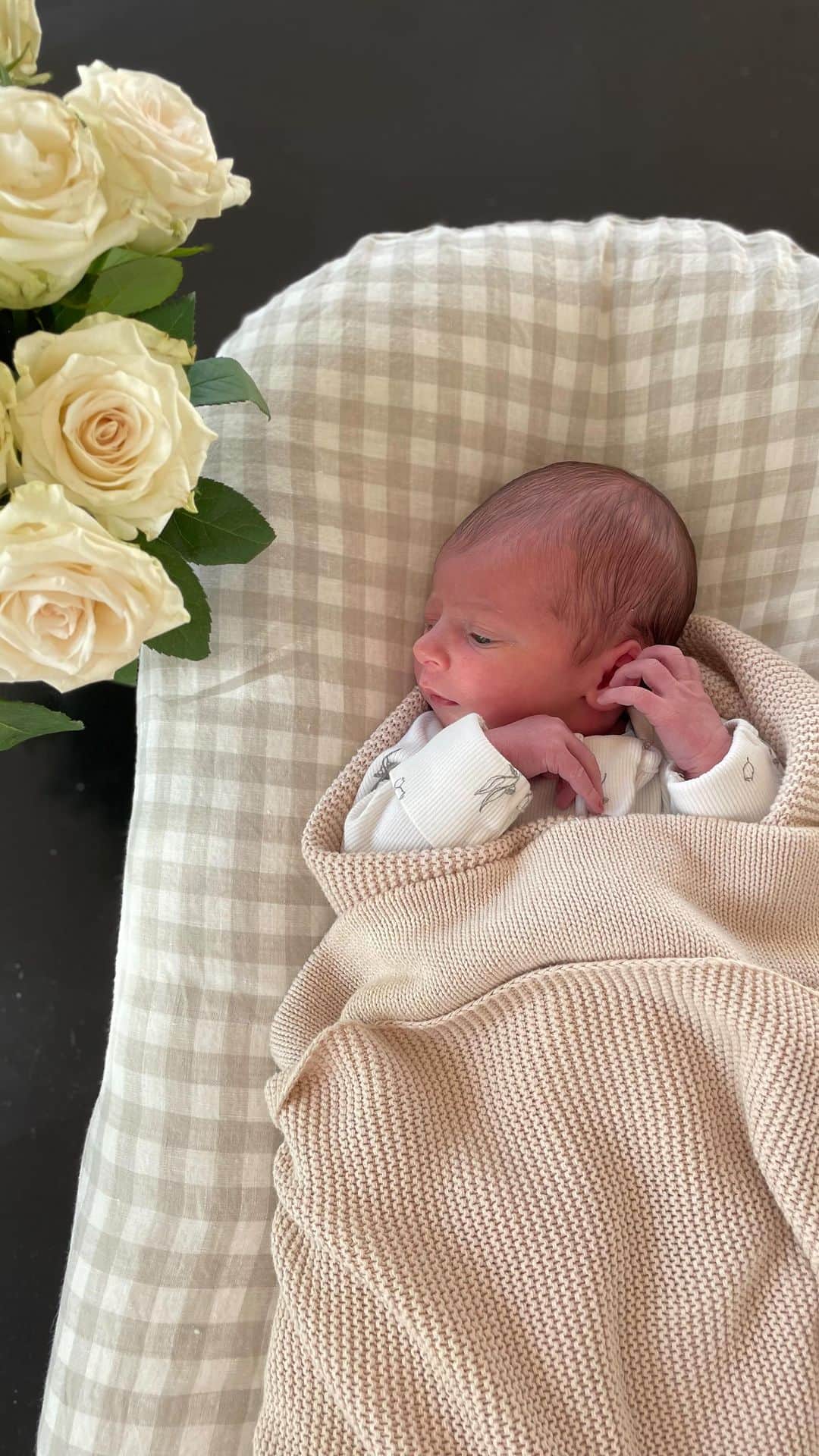 ダニエル・プリンスのインスタグラム：「Welcome to the World Léon James Tischljar 👶🏻🕊Our little boy made a speedy arrival into this world at 8:35am on 14th of September 2023 at home ✨💕」