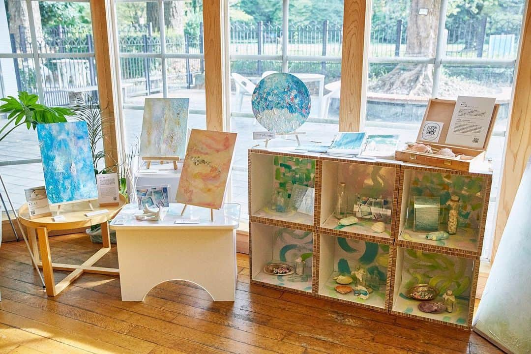 倉中るなのインスタグラム：「THANK YOU 🌲  Shinjuku Gyoen National Garden「 Onde 」ゆらゆら。  約1ヶ月間の展示が終了しました。御苑という自然に囲まれた場所を通して沢山の方に作品を観て頂くことが出来ました。  足を運んでくださった皆様、協力してくださった皆様、本当にありがとうございます。  医療とアートの活動を通してこのような機会を増やしていけるように頑張ります。🪽  Supported　by  株式会社コクーンラボ 株式会社REVIVE  #ShinjukuGyoen  #NationalGarden #underthetree  #art#hospitalart#ホスピタルアート#展示#個展」