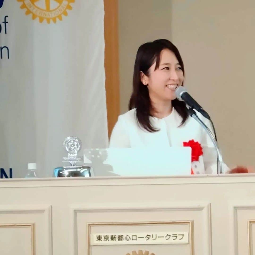 常世晶子のインスタグラム：「東京新都心ロータリークラブ様にお招きいただき「日本語教育と発声授業について」をテーマに約30分間ゲストスピーカーとしてお話をさせていただきました☺️🍀  お招きいただき、ありがとうございました🌈m(_ _)m  今月は授業、研修、講演会と違うテーマのものが幾つか入っているので資料作成をあれこれと💻️  それにしても外は暑い💦会場の新宿ハイアットリージェンシーに入るまではノースリーブで腕出すの恥ずかしく、変えたメイクも少しピンと来ていないけれど、あれもこれもケセラセラですよ😊🎵  #東京新都心ロータリークラブ  #日本語 #表現力 #講演 #卓話  #ゲストスピーカー #常世晶子」