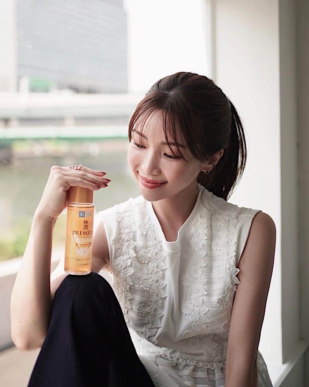 喜田彩子のインスタグラム：「⁡ ⁡ ロート製薬さんから肌ラボ史上最多！ 8種類のヒアルロン酸(うるおい成分)配合化粧水として パワーアップしてリニューアルした 「肌ラボ 極潤プレミアムヒアルロン液」をいただき 一足先に2週間ほど使わせていただいています✨ ⁡ ⁡ まだまだ暑くてエアコン必須だし 最近は寝不足も続いていたので 肌のバリア機能が低下して乾燥が気になって💦 ⁡ こちら濃厚なとろみのテクスチャーなのに すーっと肌に入り込み肌の奥まで潤って 使うたび健やかな素肌へ導いてくれる♡ ⁡ たっぷりのヒアルロン酸(うるおい成分)配合なので 保湿ケアにぴったり✨ ⁡ ⁡ 2・3回重ね塗りすると更にもっちりするので 乾燥肌の方は重ね塗りがお勧めっ！！ ⁡ 極潤プレミアムの 濃厚なとろみのテクスチャーを是非体感してみてね💛🧡 ⁡ ⁡ ⁡ 販売名：ハダラボスーパーモイスト化粧水c @rohto_official  #PR #ロート製薬 #肌ラボ #極潤プレミアム #スキンケア #ヒアルロン酸 #肌待望のあたらしいうるおい #化粧水 #保湿 #保湿ケア #うるおい #健やかな素肌」