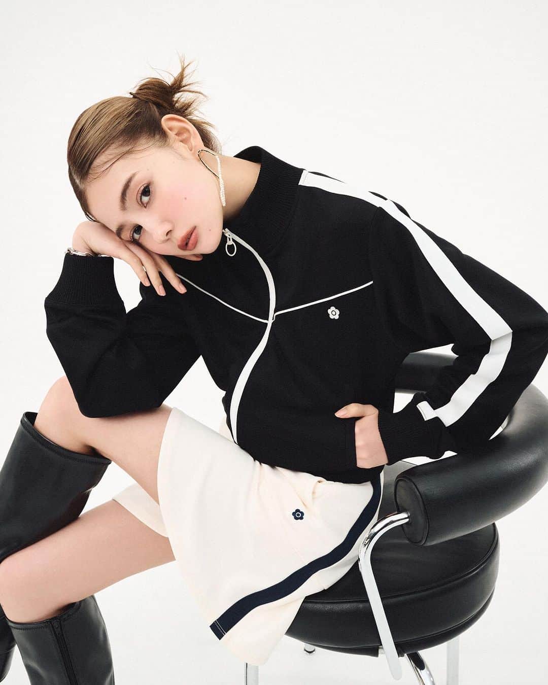 MARY QUANT officialのインスタグラム：「- LILY BROWN×MARY QUANT 本日より全国発売開始！ - LILY BROWNとMARY QUANTの コラボレーション第3弾！ MARY QUANTのシンボルであるデイジーを ポイントにしたニットやカットソーなどの アイコニックなモチーフアイテムのほか スポーティなブルゾンとスカートのセットアップなどの トレンドアイテムまで幅広いラインアップで展開 - 【LILY BROWN×MARY QUANT コレクションの 販売について】 全国発売日：9月20日(水)  取扱店舗： ・LILY BROWN全国直営店 ・オフィシャルオンラインストア ・MASH STORE（公式アプリ） ・USAGI ONLINE ・ZOZOTOWN ・楽天 他 - ▼詳しくはこちら https://lily-brw.com/ ※マリークヮント全国のショップ及び マリークヮントオンラインショップでは お取り扱いがございません - #MARYQUANT #LILYBROWN #LILYBROWNxMARYQUANT - #マリークヮント #リリーブラウン #リリーブラウンxマリークヮント #リリーブラウンxマリークヮントコラボ #コラボ商品 #コラボアイテム」
