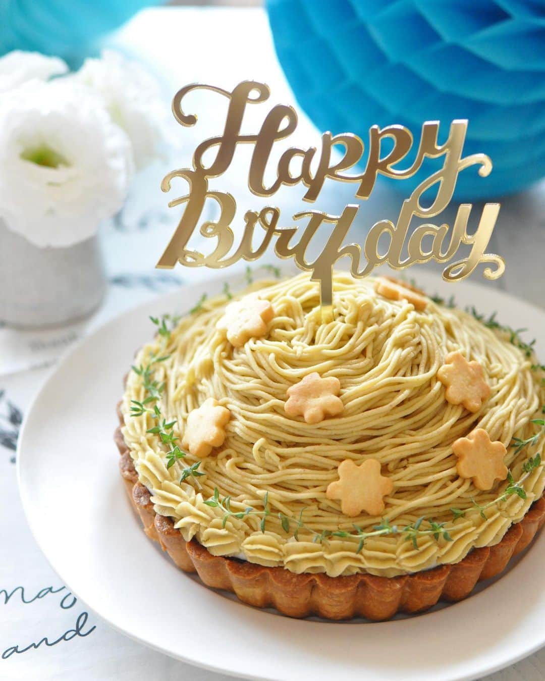 masayoのインスタグラム：「2023.9.20 + 今日は息子の17歳の誕生日。 バースデーケーキは モンブランタルト^^ タルト生地は昨日仕込んで。 朝から焼いて、 モンブランクリームを作って クッキーを焼いて 先ほど完成！ ・ 夜、家族が揃ったら ささやかにお祝いします♪ いつもなら朝、 「おめでとう」を言うのだけど あえて言わずに 帰ってきてからのサプライズ！ ・ 家族はあなたのこと いつも応援しているよ！ ・ ケーキトッパーにハニカムボールは @cotta_corecle さんからの サンプリングでいただいたものです 一気に華やかになります。  #cotta #製菓材料ならコッタ」