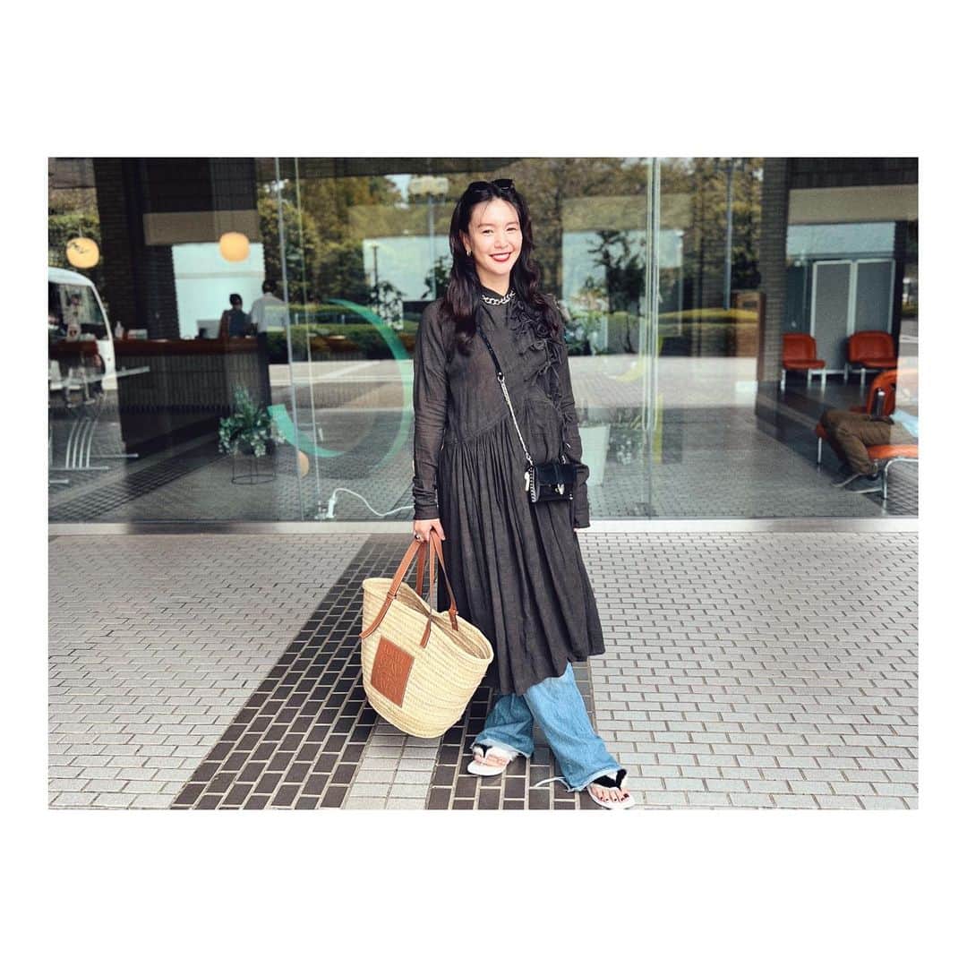 知花くららのインスタグラム：「三連休は大阪でお仕事でした。 みなさまとお会いできて楽しかったです。  そして本日はドラマの撮影でした。 ちょこっとだけね。  これから長女のお迎えだよー なんか朝、学校終わったらクッキー作りたいって言ってた。覚えてるのかなー  さー帰りますか」
