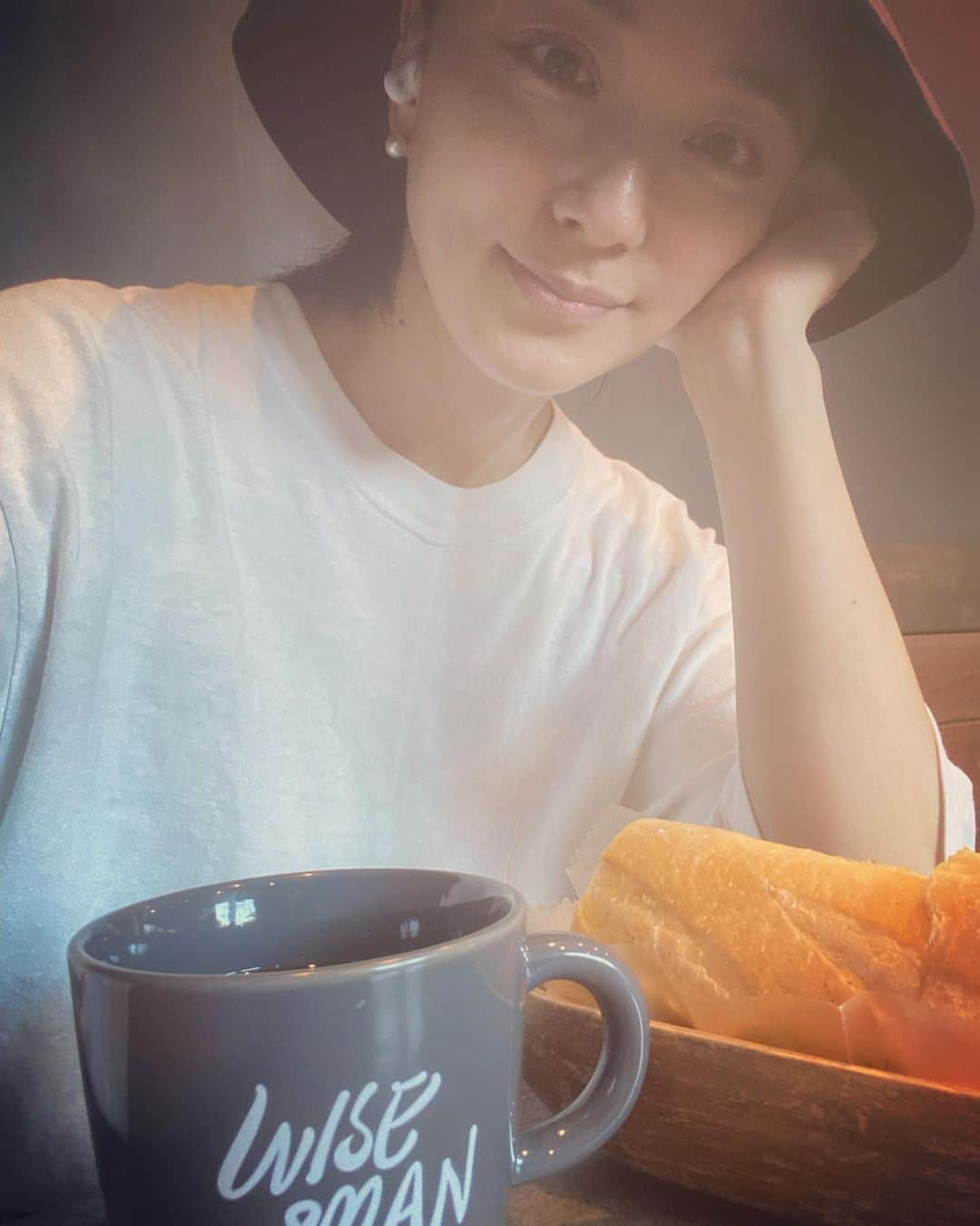 中越典子さんのインスタグラム写真 - (中越典子Instagram)「多摩霊園へ行った帰りに珈琲☕️  暑すぎたし、蚊にさされたし、でもご縁がある方に薔薇を弔花して来ました。少し心が落ちつく気がします  #ワイズマン珈琲#wisemancoffee」9月20日 14時45分 - nakagoshi_noriko.official