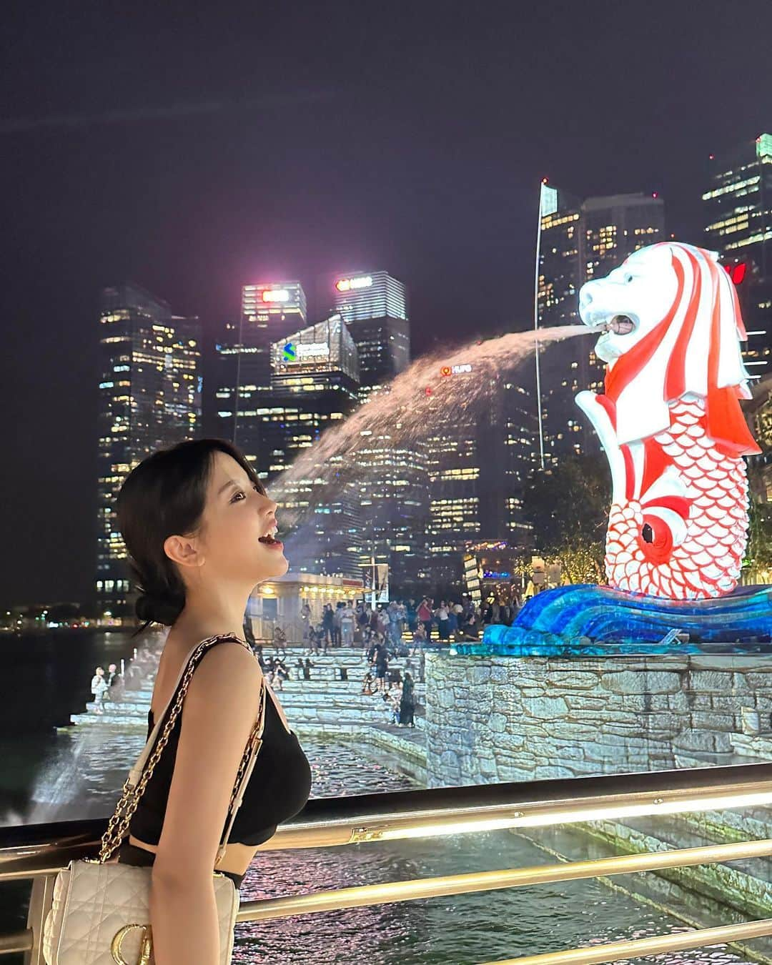 蔡瑞雪（Ruixue Tsai）のインスタグラム：「新加坡魚尾獅的水蠻好喝的🐋💦🤣  上個月朋友推薦我去金貞醫學美容김정클리닉 體驗索夫波，當下就有緊緻的感覺🥹 一個月後效果更明顯了🫶🏻 肌膚彈潤QQ的～ 更喜歡拍照啦📷 ✌🏻  @kimjungclinic @dr.keegan_yan #Sofwave #索夫波 #顏義標醫師 #非侵入式」