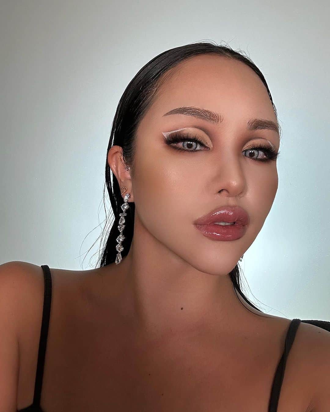 のインスタグラム：「久しぶりに明るい眉にしてみたよ✨ スモーキーメイクがお気に入り💖 どう?似合ってるかな?😂💕  アイシャドウは @clio_official @cliocosmetics_jp   リップは @herabeauty_official @herabeauty_jp」