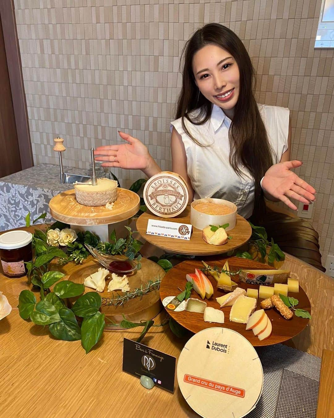 不二峰摩耶のインスタグラム：「フランスチーズ🧀🇫🇷 初めての味にワクワク🥹  美味しく楽しく過ごせました🍎🍷」