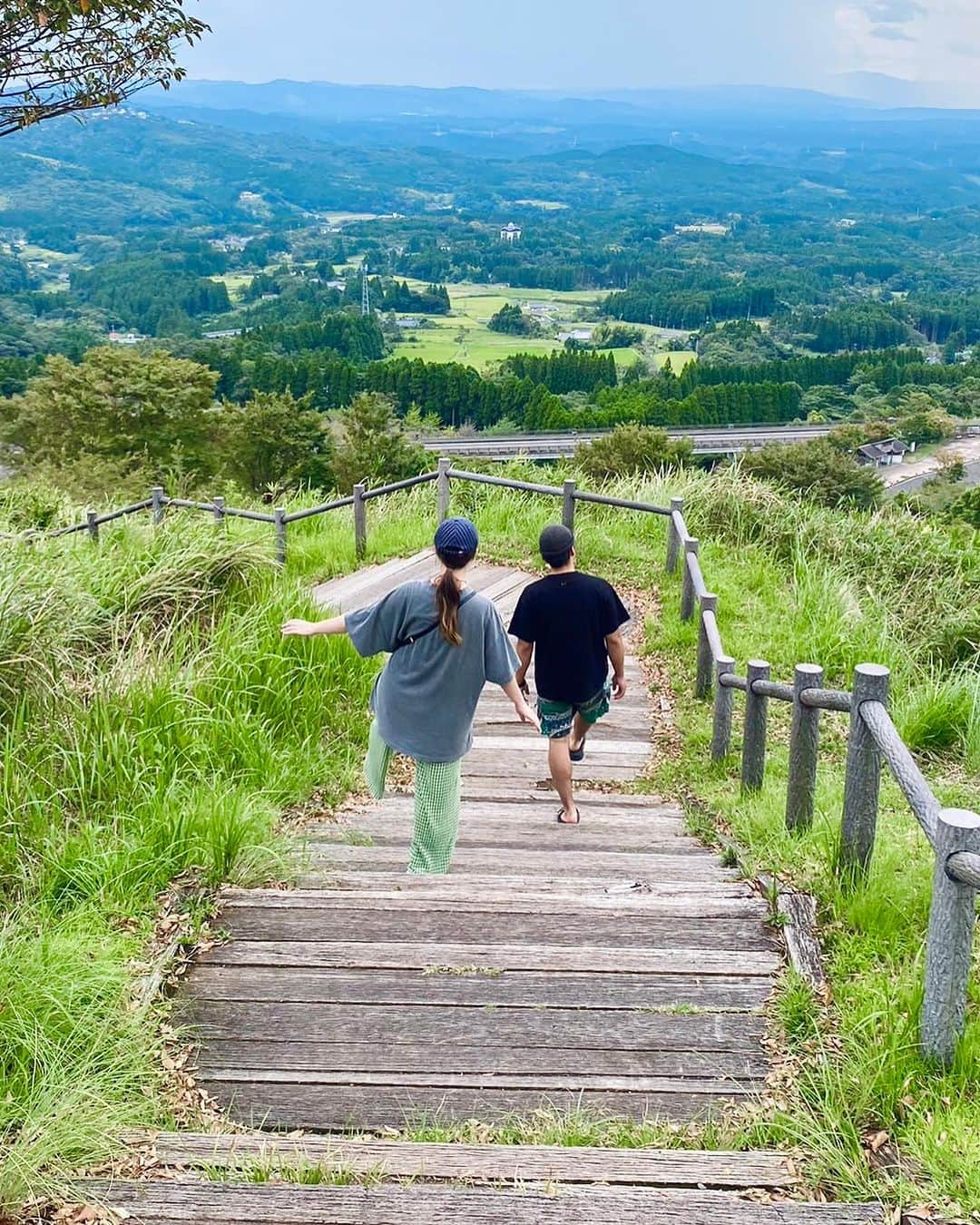 ドーキンズ英里奈のインスタグラム：「結婚して3年経ちました〜👏  去年の今ごろは… 鹿児島に移住するとは 思っていなかったよ🤣  夫とならまぁ、 どこでも住める気がする今日この頃。  いや、どこでも… うーん… 電波があるところがいいけど…笑  #weddinganniversary #結婚記念日 #鹿児島」