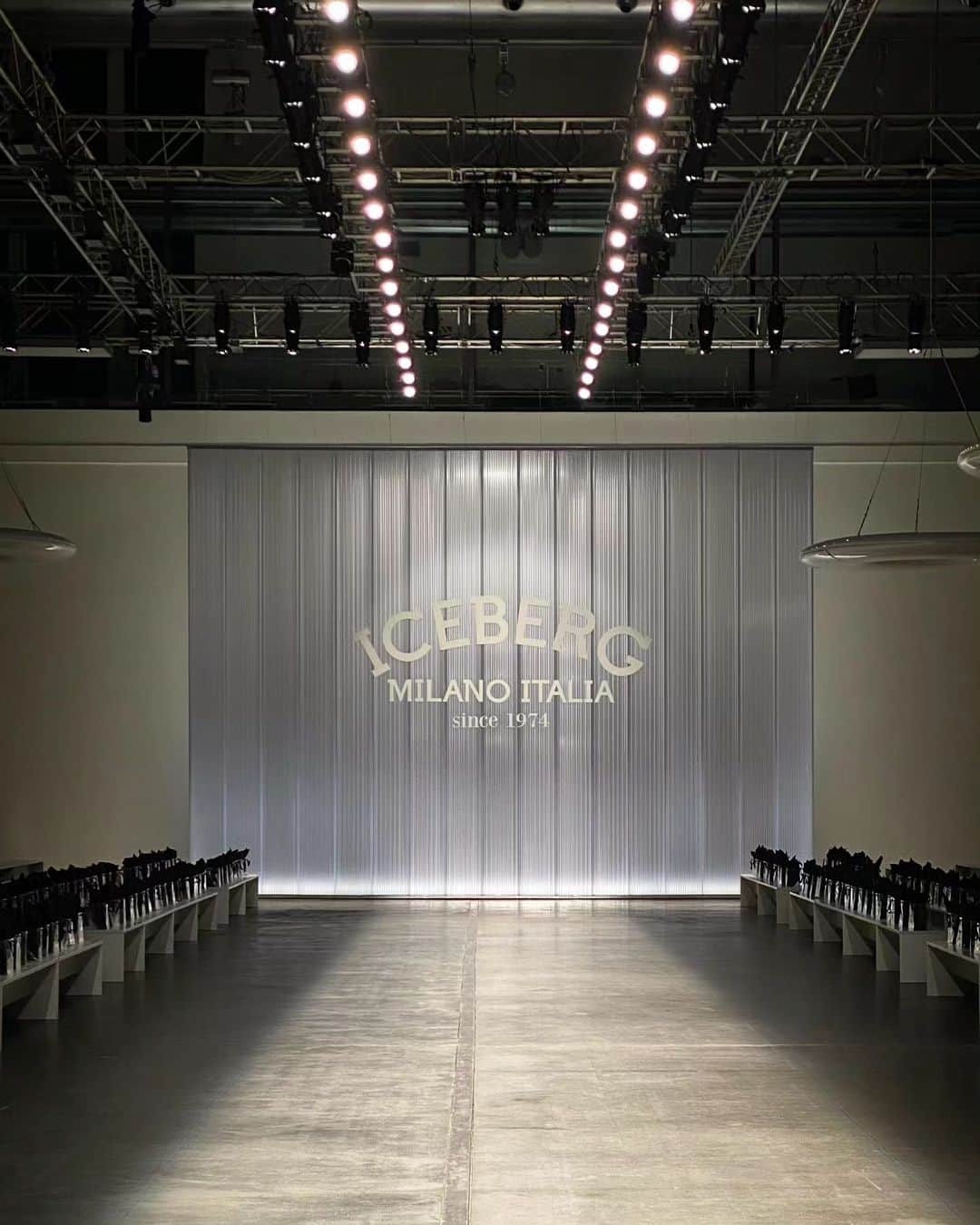 アイスバーグのインスタグラム：「The show is about to begin! Grab your seats and get ready to be dazzled. Watch the ICEBERG Fashion Show SS2024 live on instagram and at iceberg.com   #iceberg1974 #iceberg #icebergSS24 #mfw」