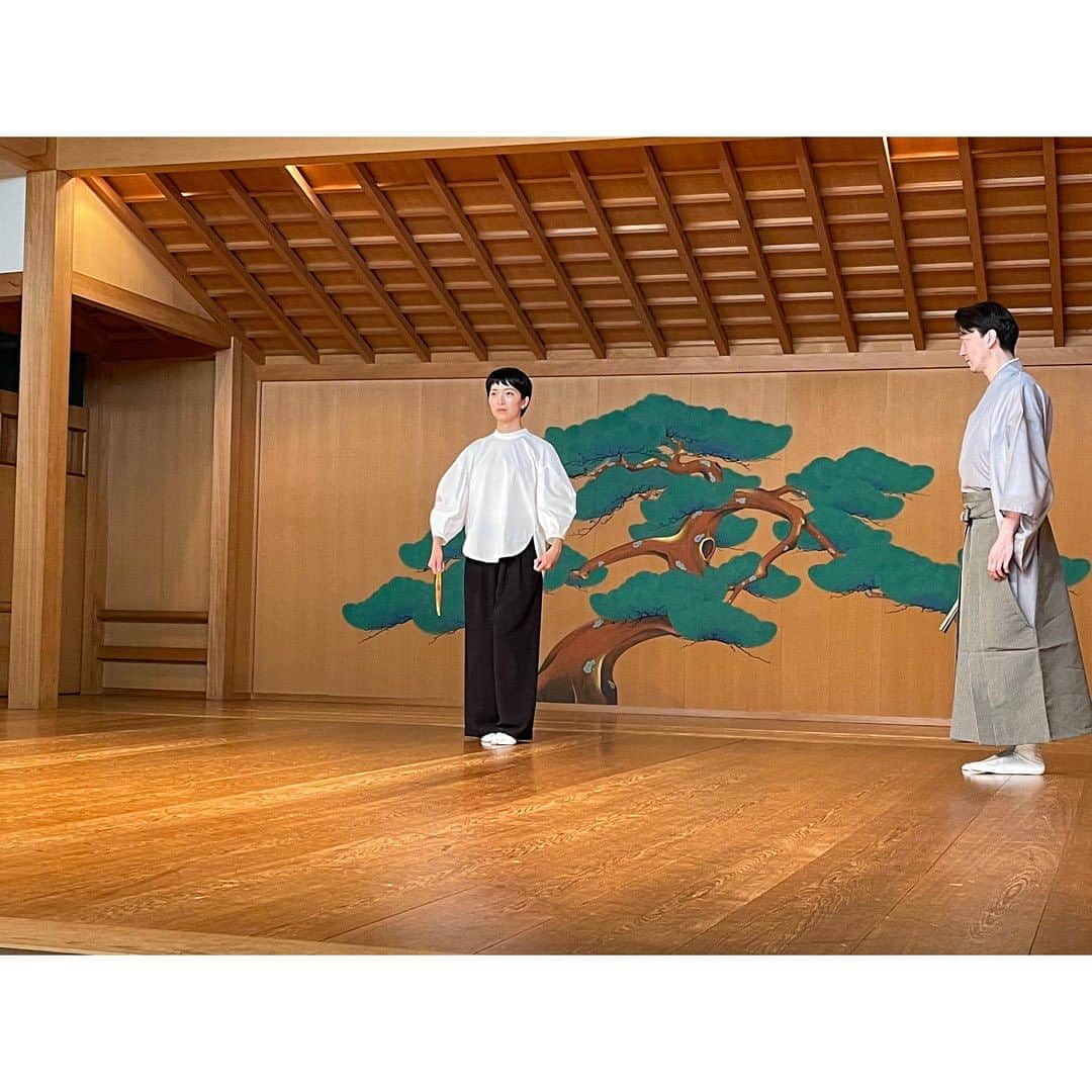 野々すみ花さんのインスタグラム写真 - (野々すみ花Instagram)「最近の私の頭の中は お能のことでいっぱい！  11月9日(木)に銀座 観世能楽堂にて開催される 『能楽体感』の公演に向けて  先日、ご一緒させていただく能楽師の武田宗典(たけだむねのり)さんのお稽古場にお邪魔し、お顔合わせの後.....なんと..... お能を体験させて頂くことができました！！  初心者極まりない私が能舞台に立たせていただくにあたって、少しでもお能に親近感を持てるようにはどうすれば良いかと考えあぐね、ふと思いついた私は「お稽古場に伺ってお弟子さん方に混じってお稽古を体験させていただいたりなど出来ますかね>_<」.....などと無茶なことを提案してみましたら、主催者の方と武田宗典先生がなんとも快く体験の場を作ってくださり、こんな貴重な機会に恵まれたというわけです✨✨  せっかくなので少しずつ画像や動画で体験の様子をお伝えして行ければと思います。しばらくお能に関する投稿が続くかもしれませんが、よろしければお付き合いください！  (写真、最後の２枚は……ムフフとネタを仕込み、サプライズを決行した時の様子。だけど超真面目にご対応くださる紳士、武田宗典先生。お話の様子はまた動画で🎥お伝えします！)  #観世能楽堂 #能楽体感 #初めてのお能 @munenori.noh  📣公演概要&チケットご購入については、 プロフィールリンクからご覧ください📣」9月20日 15時09分 - osumi_sumi