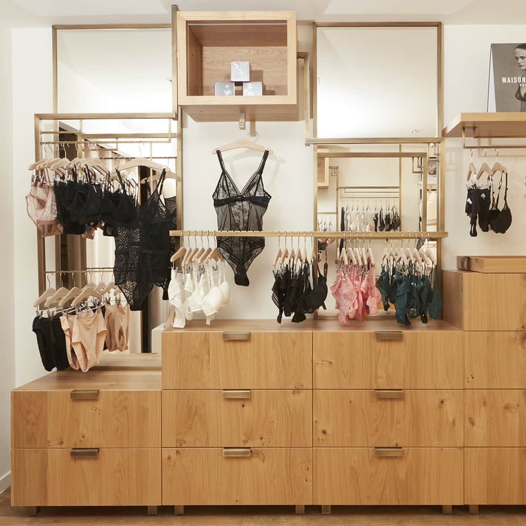 レジャビーのインスタグラム：「INTIMISTES ET CONFIDENTIELLES⁣ Et si votre Automne était placé sous le signe de la séduction et de la sensualité ? Retrouvez-nous dans nos boutiques à Paris et à Lyon. - INTIMATE AND CONFIDENTIAL We invite you to visit our shops all this season to (re)discover our collections.   #MaisonLejaby #Lingerie #Underwear #Corseterie #WomanMaisonLejaby #LingerieHeritage #SavoirFaire #FrenchKnowHow」