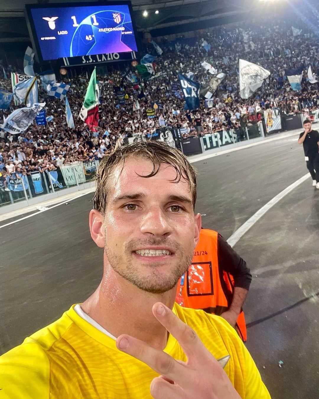 SSラツィオのインスタグラム：「🤳  Morning!  #UCL #LazioAtleti #CMonEagles 🦅」