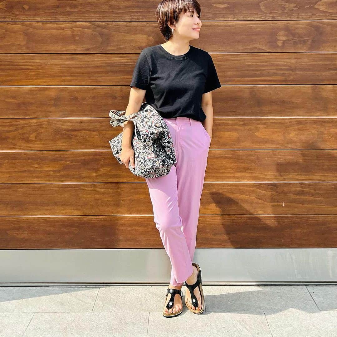 望月律子さんのインスタグラム写真 - (望月律子Instagram)「ピンク 普段は地味色が多いけど、結構好きですよ。 好きな色はあるけれど、嫌いな色がないので突然こういうハッピーカラーを欲したりします。 #pinkpants #たまにはピンクもいいよね #今日はハッピーカラー望月です #でも黒と合わせちゃう #よね🖤」9月20日 15時05分 - ritsukomochizuki